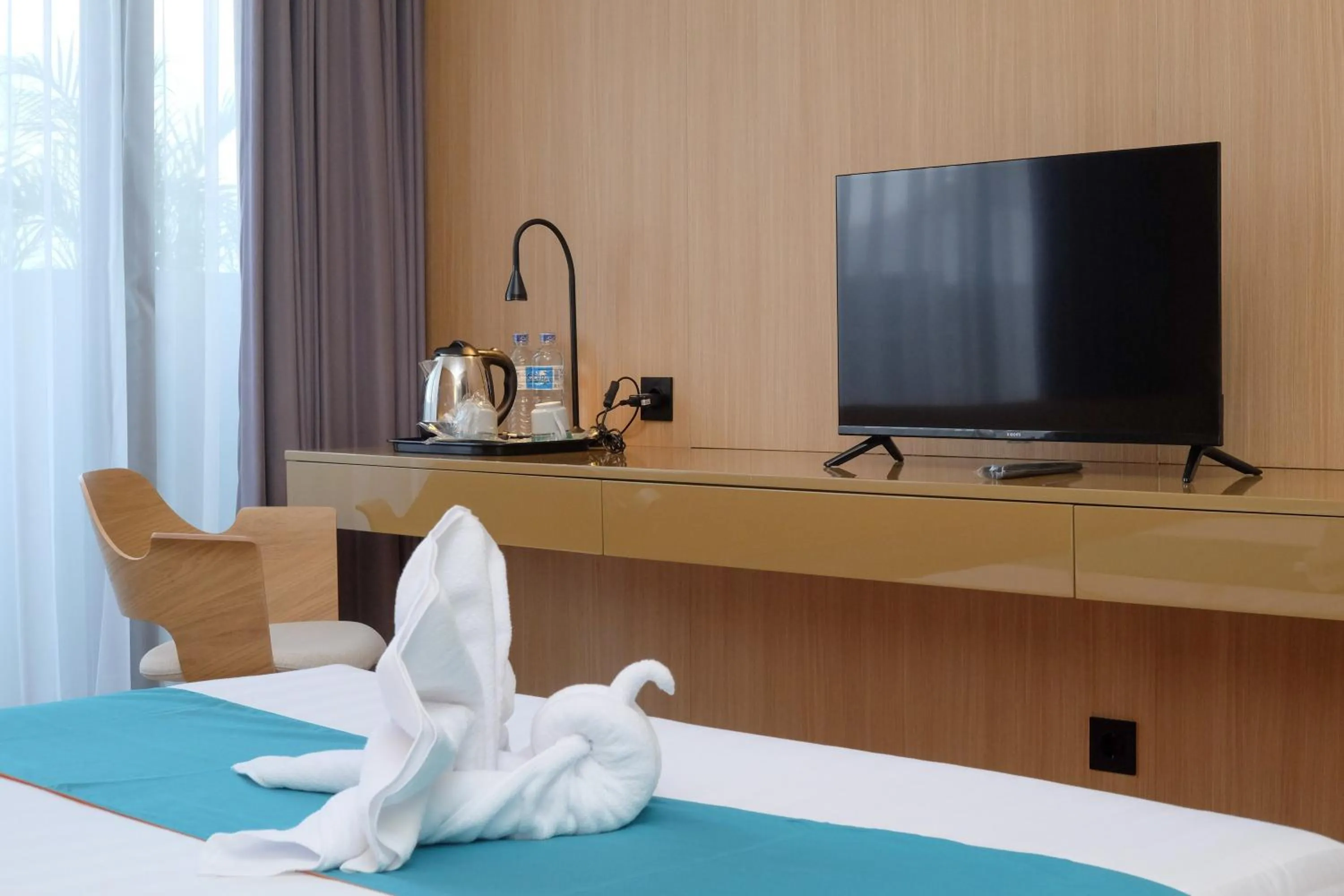 TV and multimedia, Bed in Sans Hotel RG Living Jogja by RedDoorz