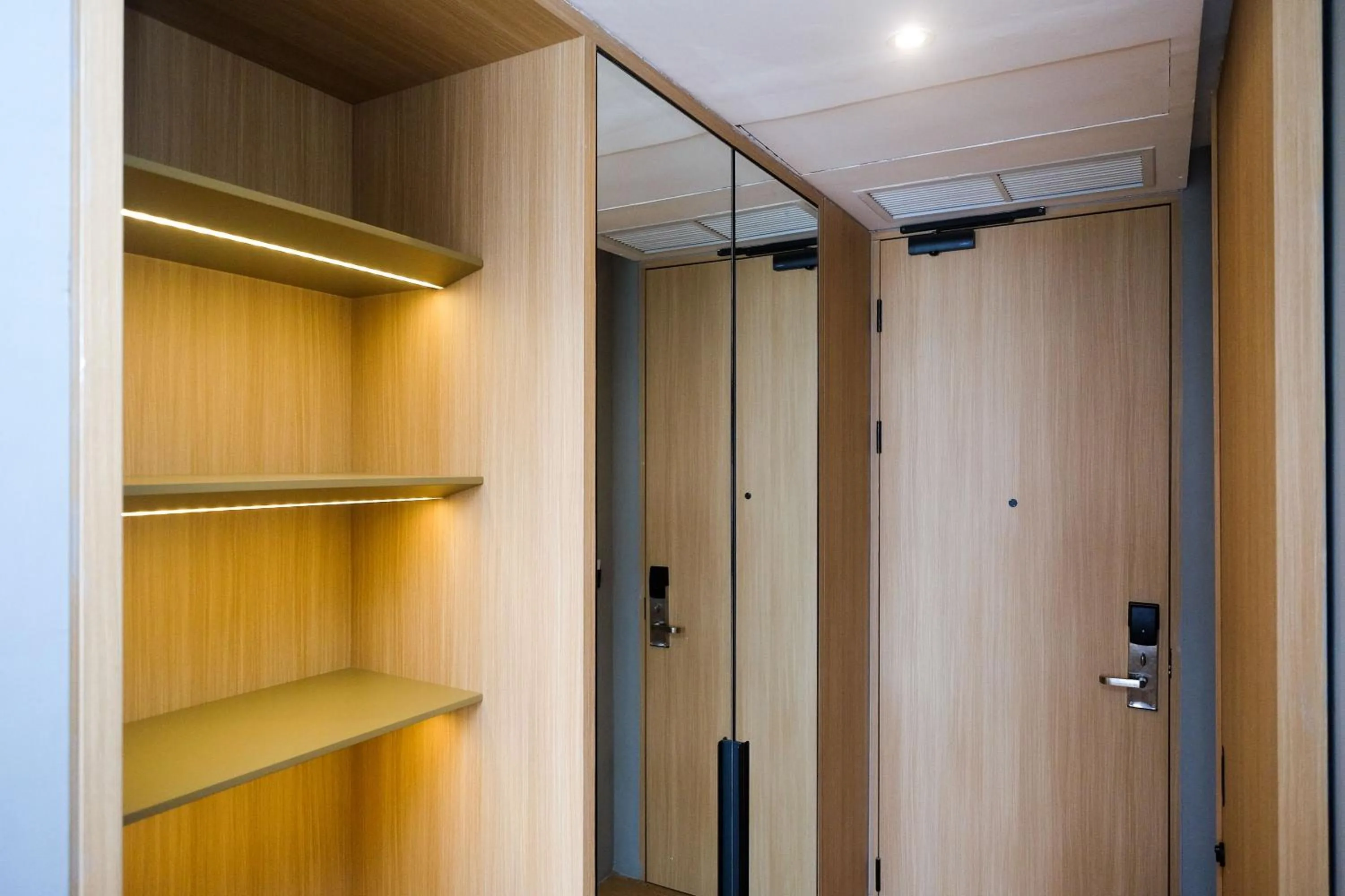 wardrobe in Sans Hotel RG Living Jogja by RedDoorz