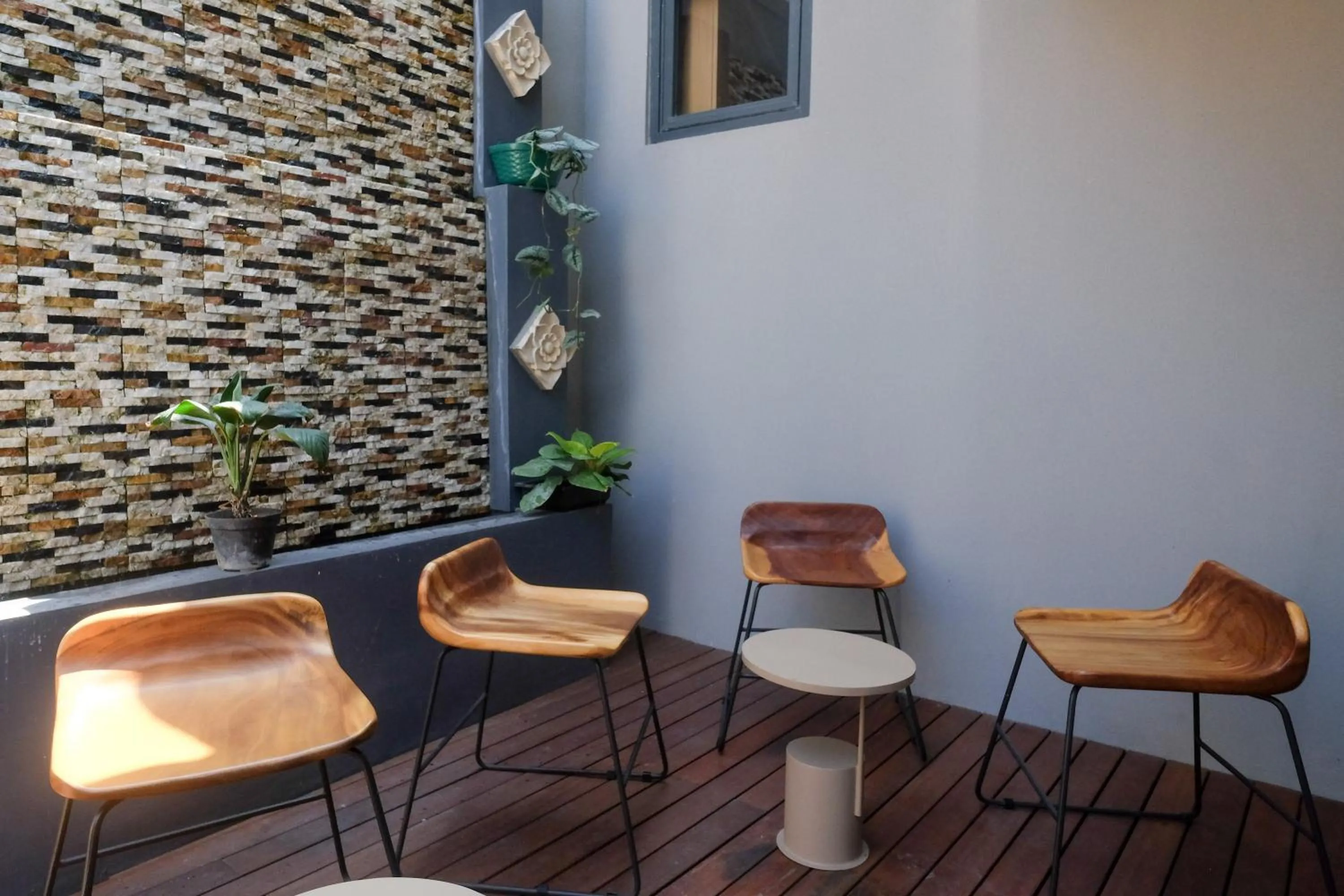 Seating area in Sans Hotel RG Living Jogja by RedDoorz