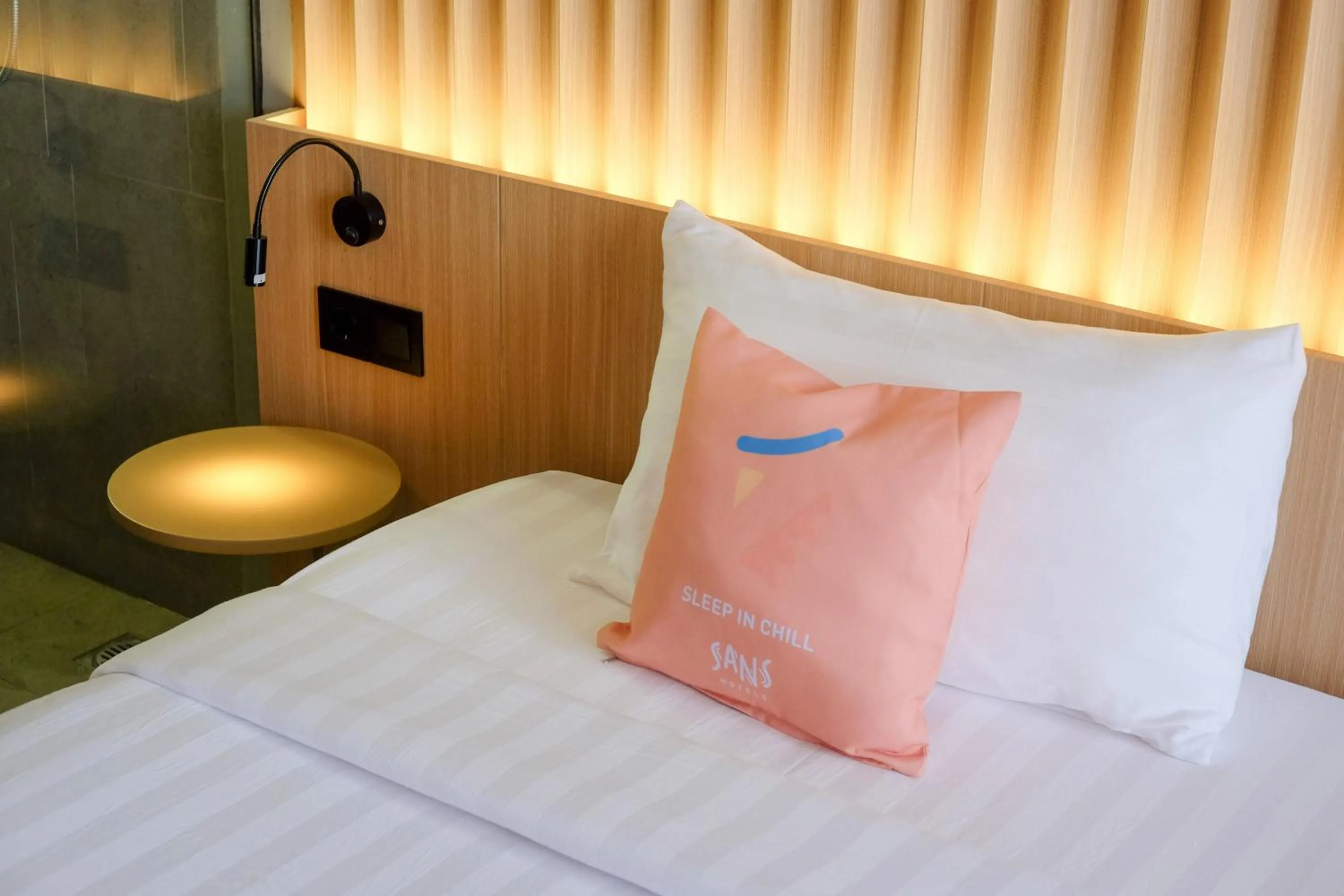 Bed in Sans Hotel RG Living Jogja by RedDoorz