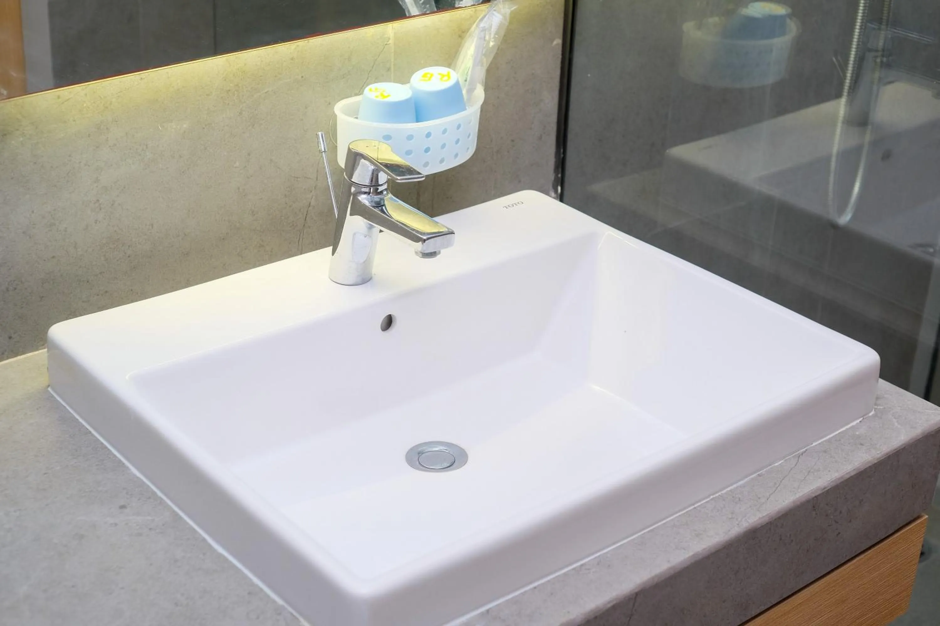 Bathroom in Sans Hotel RG Living Jogja by RedDoorz