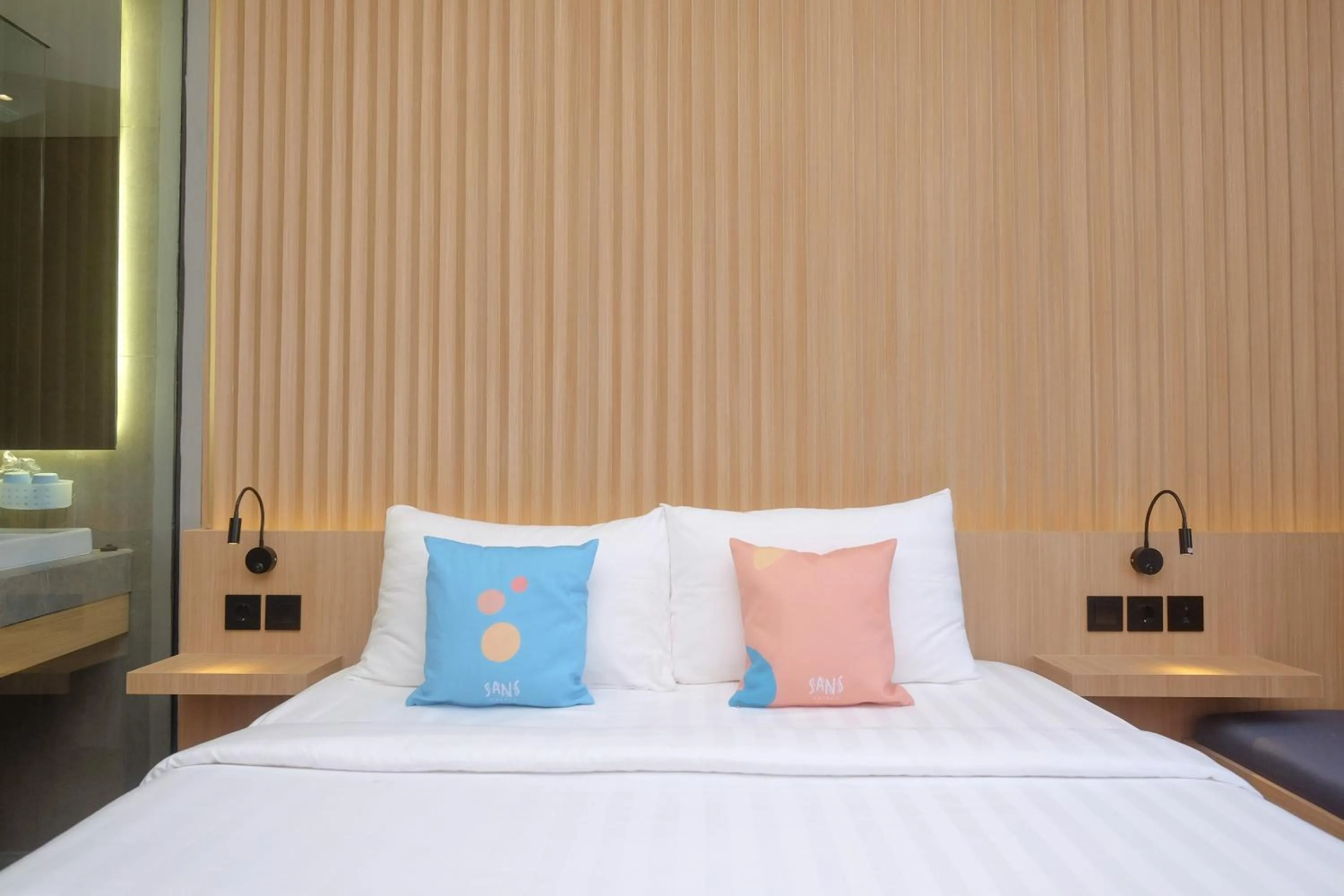 Bed in Sans Hotel RG Living Jogja by RedDoorz