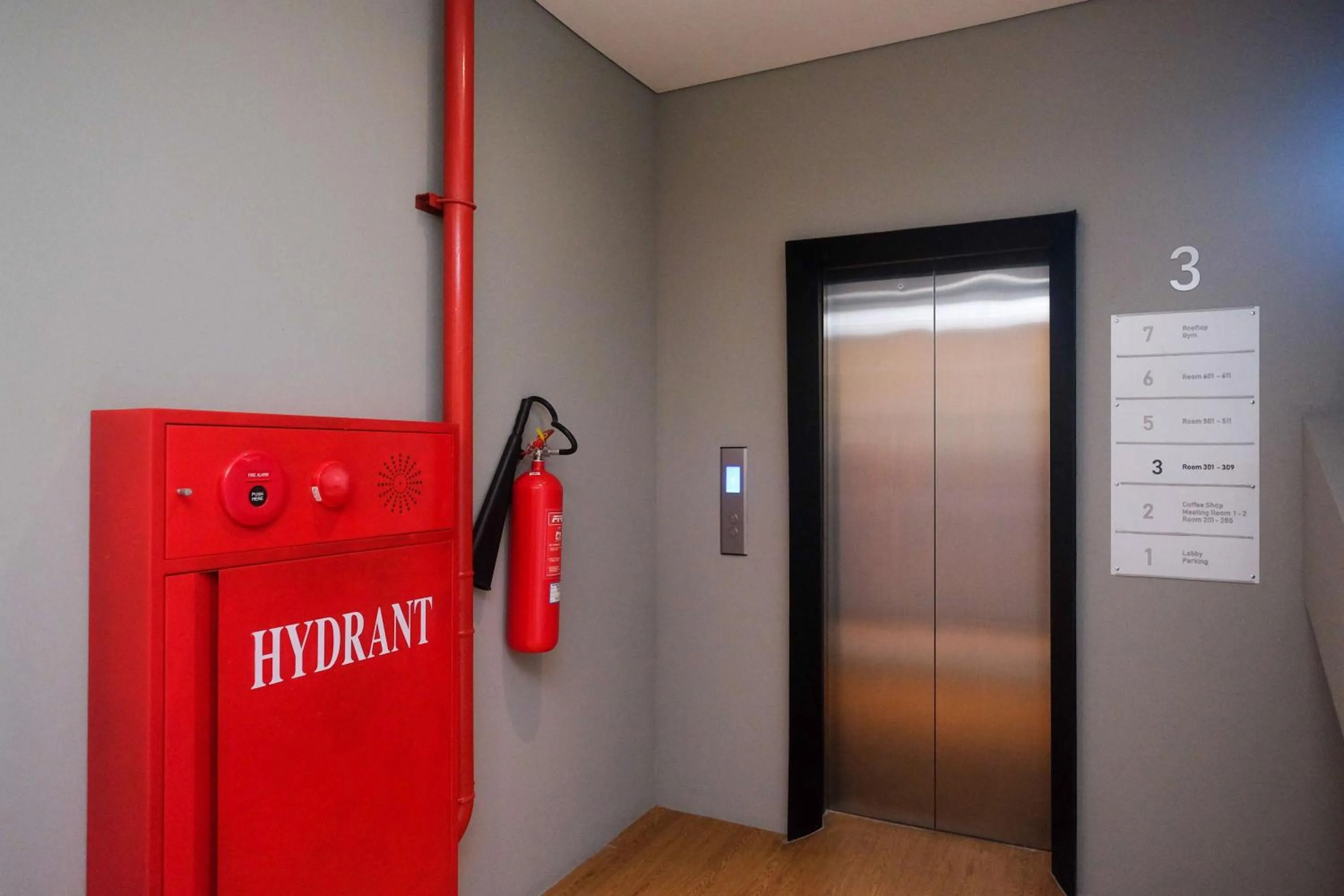 elevator in Sans Hotel RG Living Jogja by RedDoorz