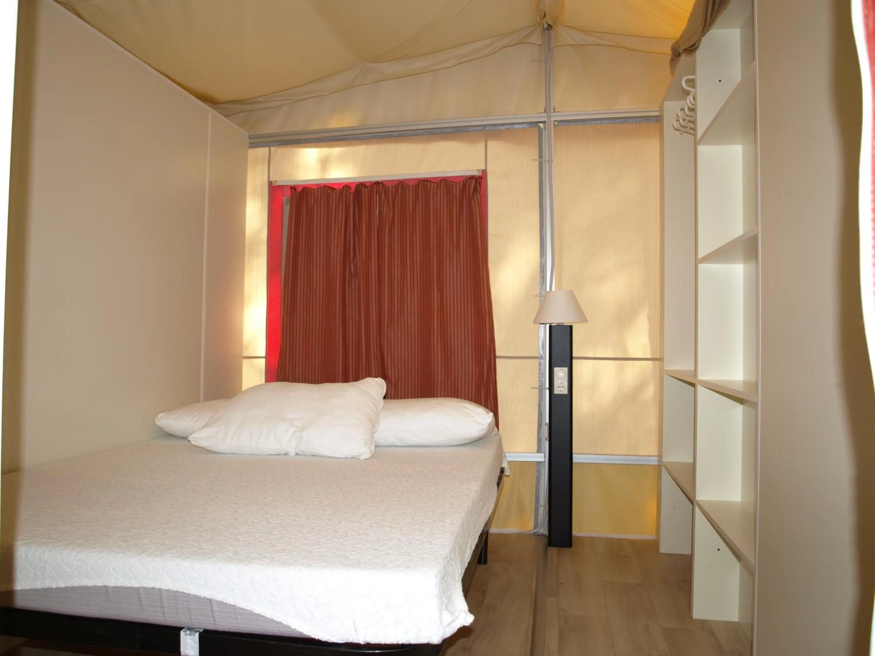 Photo of the whole room, Bed in Spinnaker