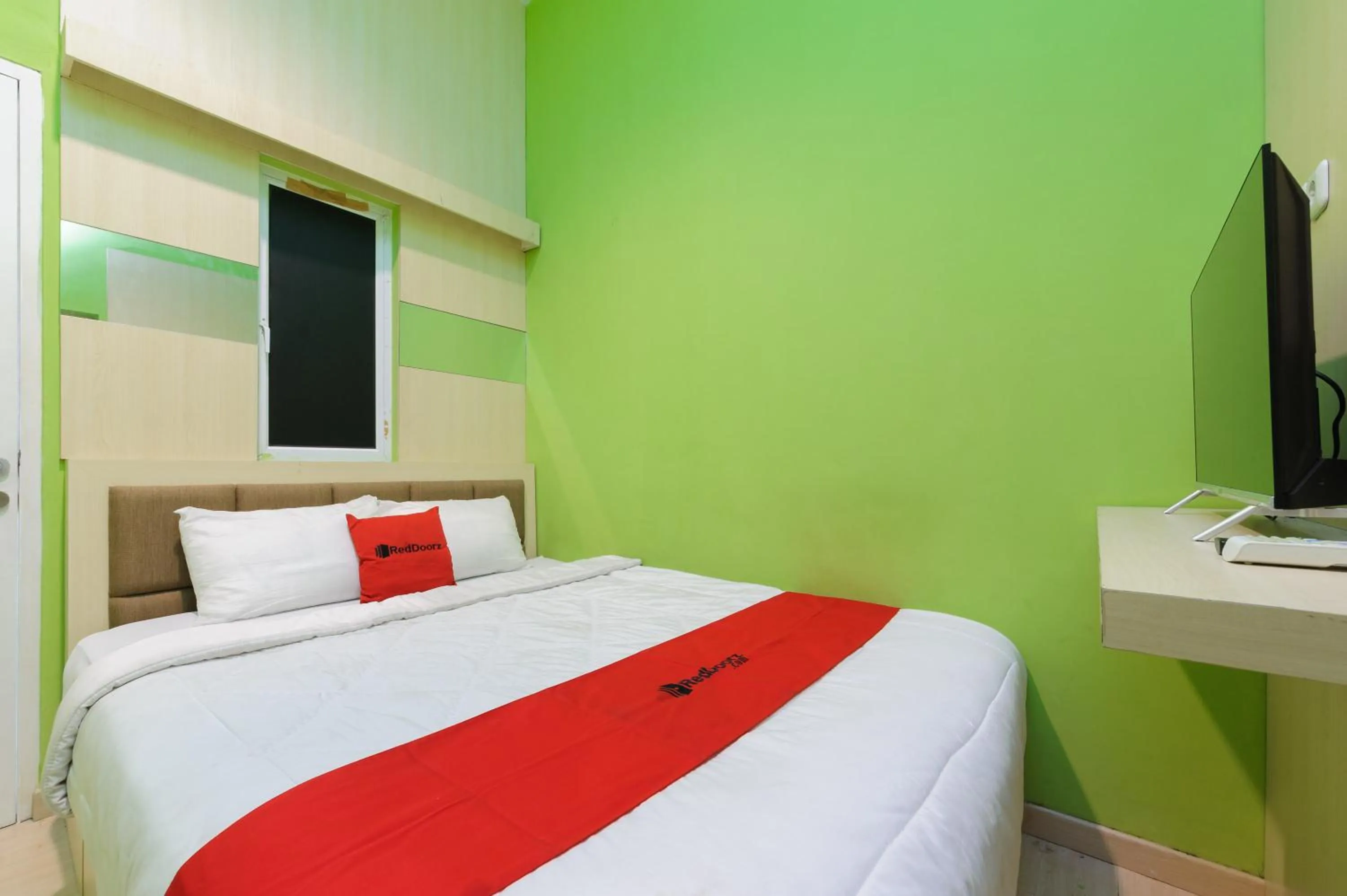 Bedroom, Bed in RedDoorz near Stasiun Palmerah