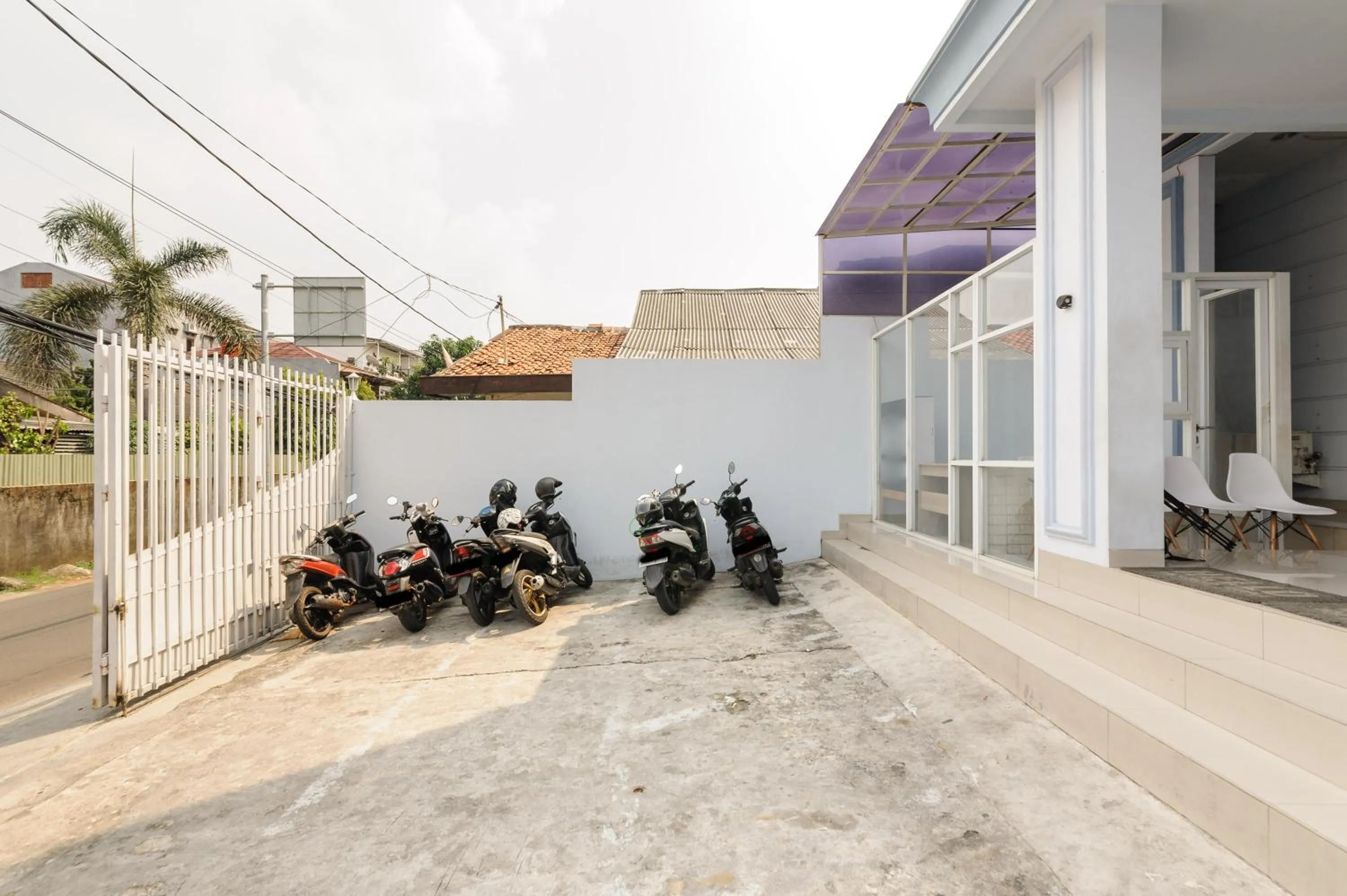 Parking in RedDoorz near Stasiun Palmerah