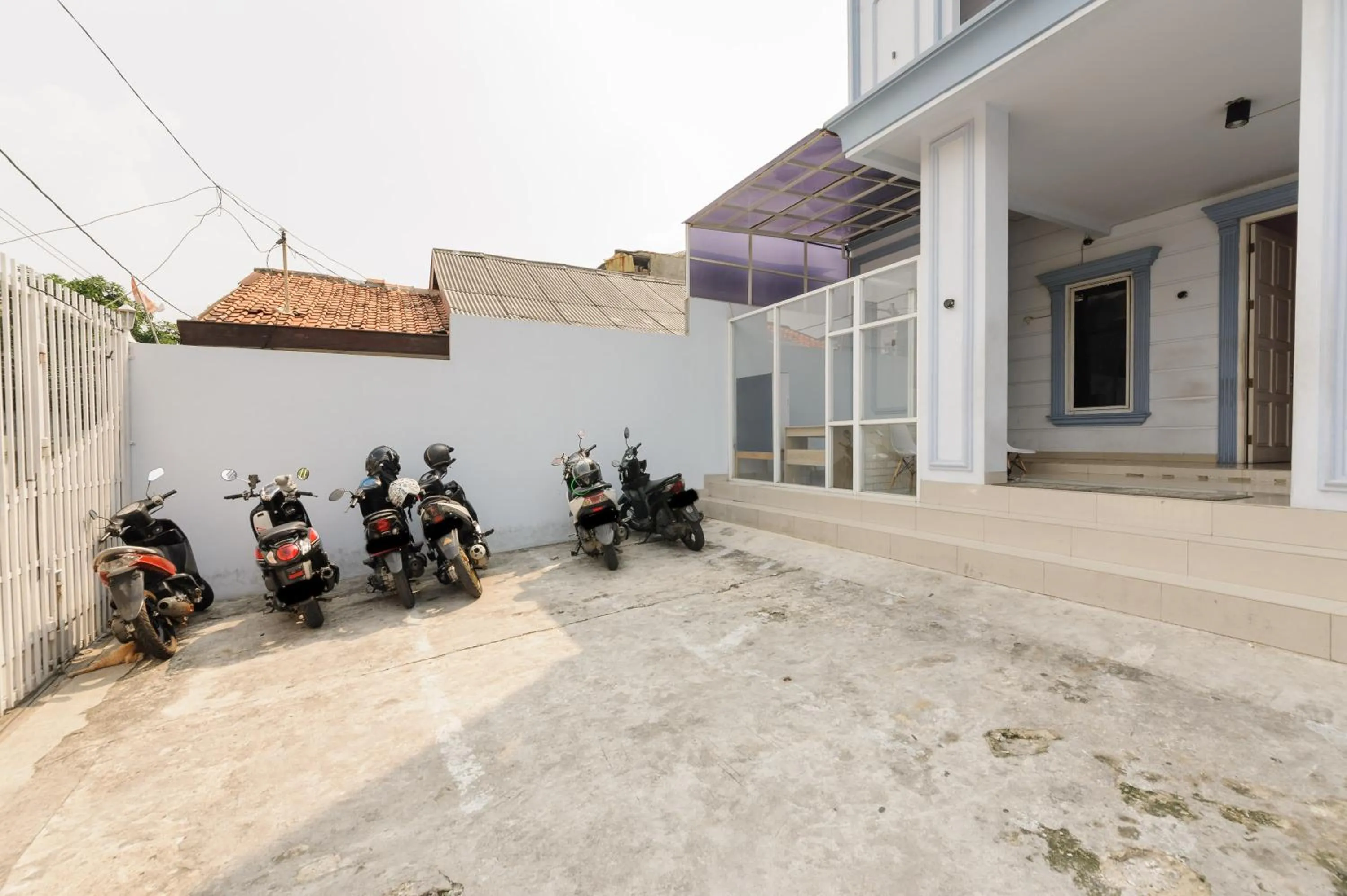 Parking in RedDoorz near Stasiun Palmerah