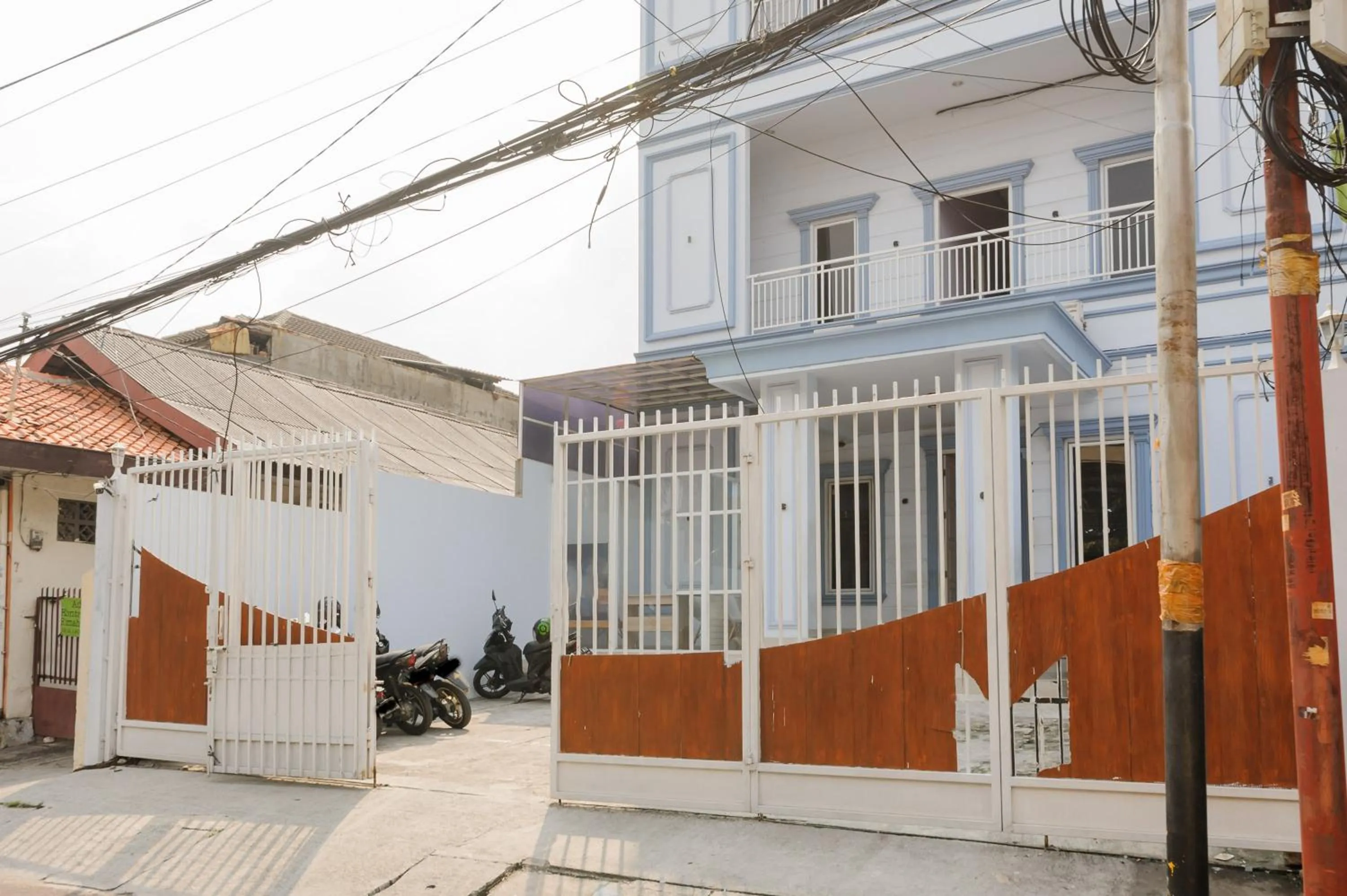 Property building in RedDoorz near Stasiun Palmerah