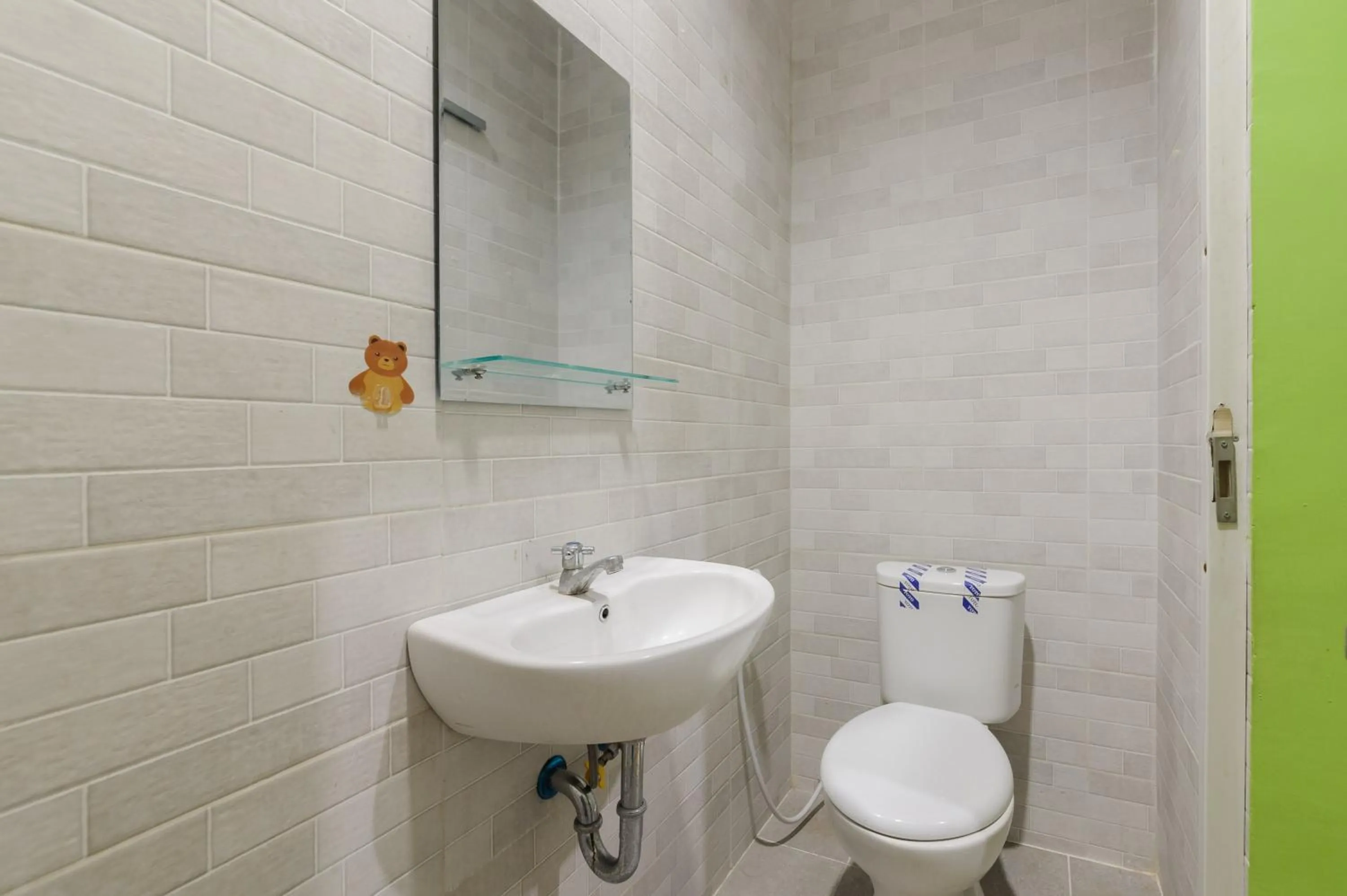 Bathroom in RedDoorz near Stasiun Palmerah