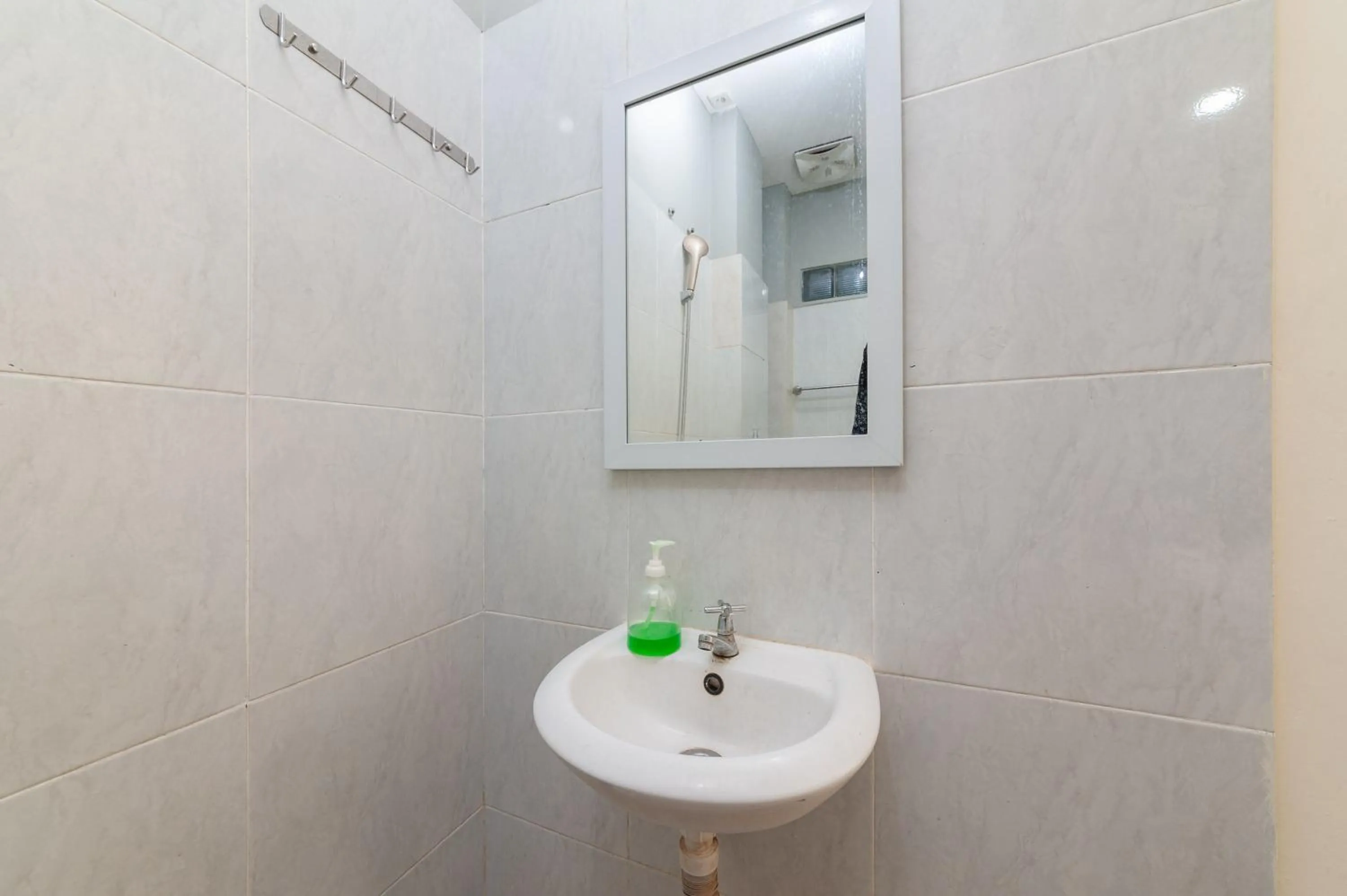 Bathroom in Urbanview Hotel Ellegan Residence Alam Sutera Serpong