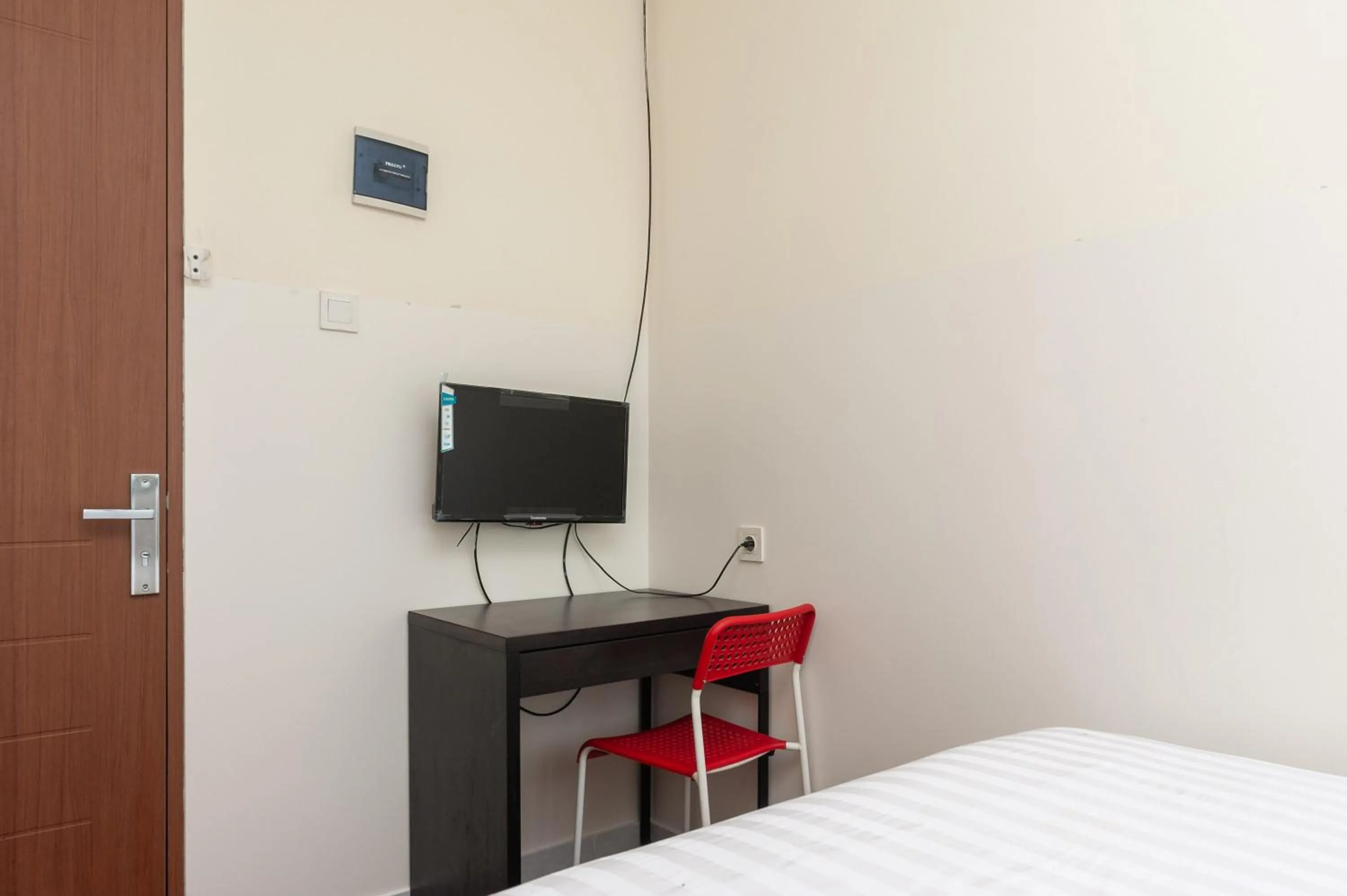 TV and multimedia, Bed in Urbanview Hotel Ellegan Residence Alam Sutera Serpong
