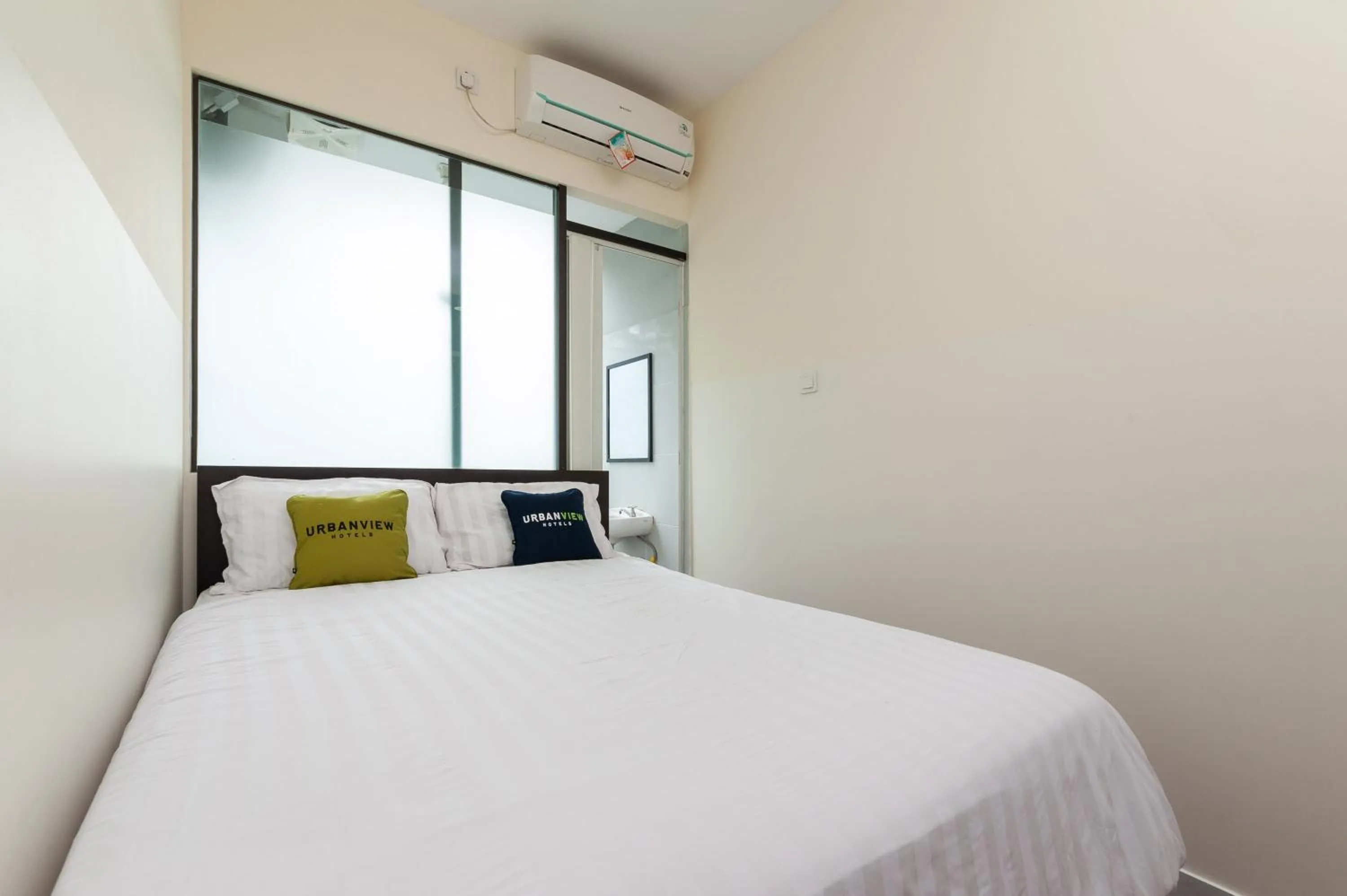 Bed in Urbanview Hotel Ellegan Residence Alam Sutera Serpong