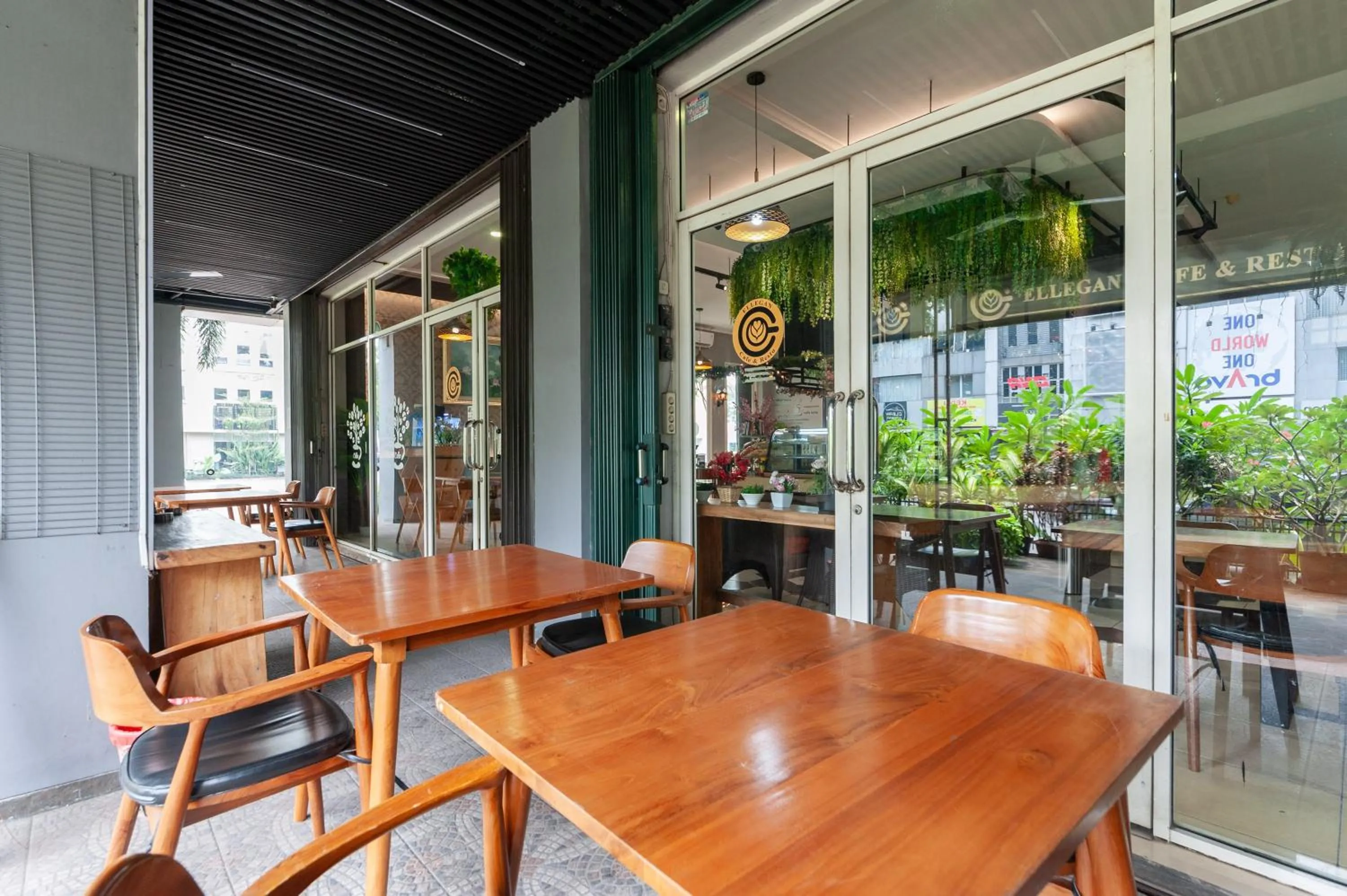 Restaurant/places to eat in Urbanview Hotel Ellegan Residence Alam Sutera Serpong