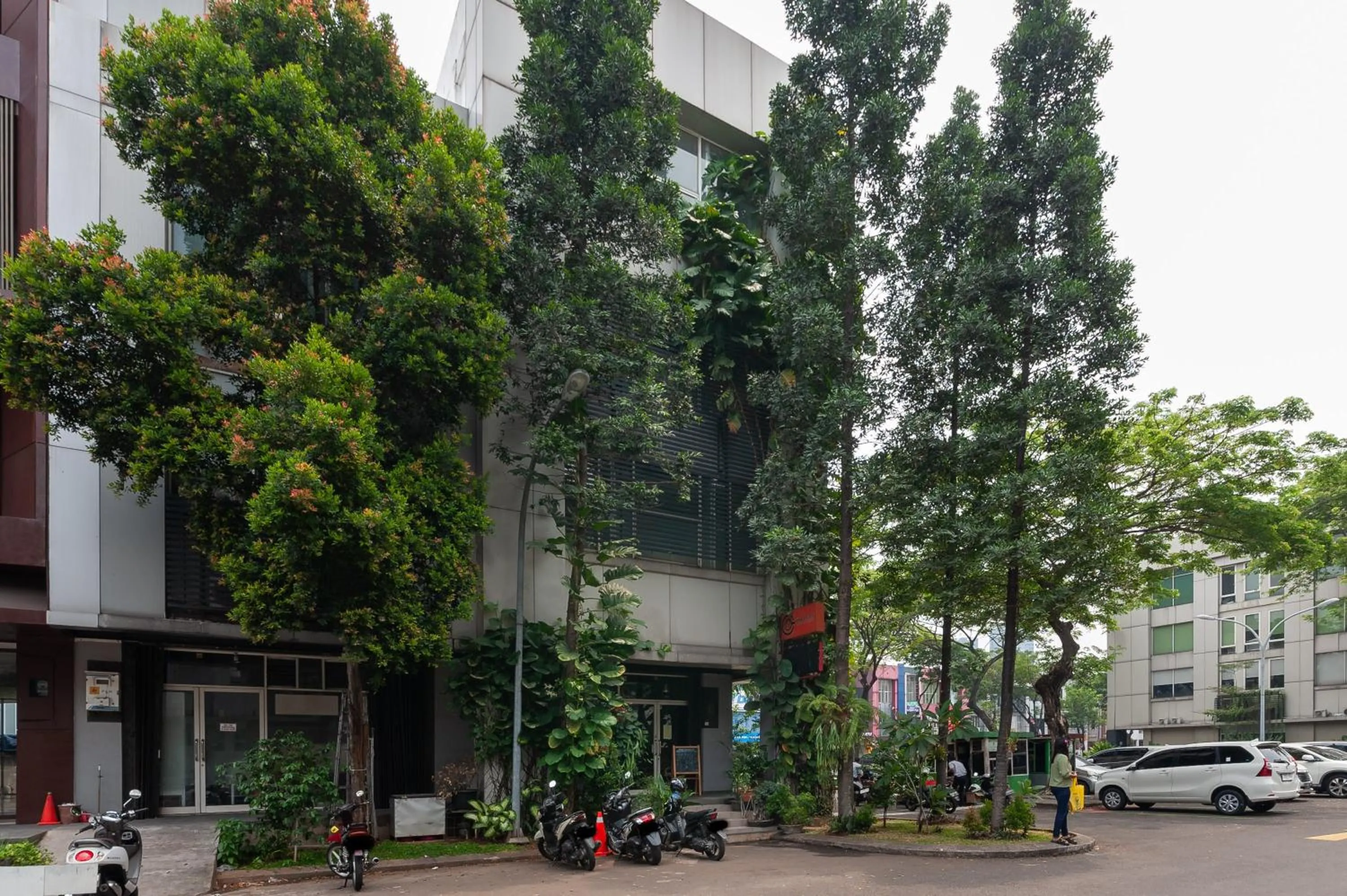 Property building in Urbanview Hotel Ellegan Residence Alam Sutera Serpong