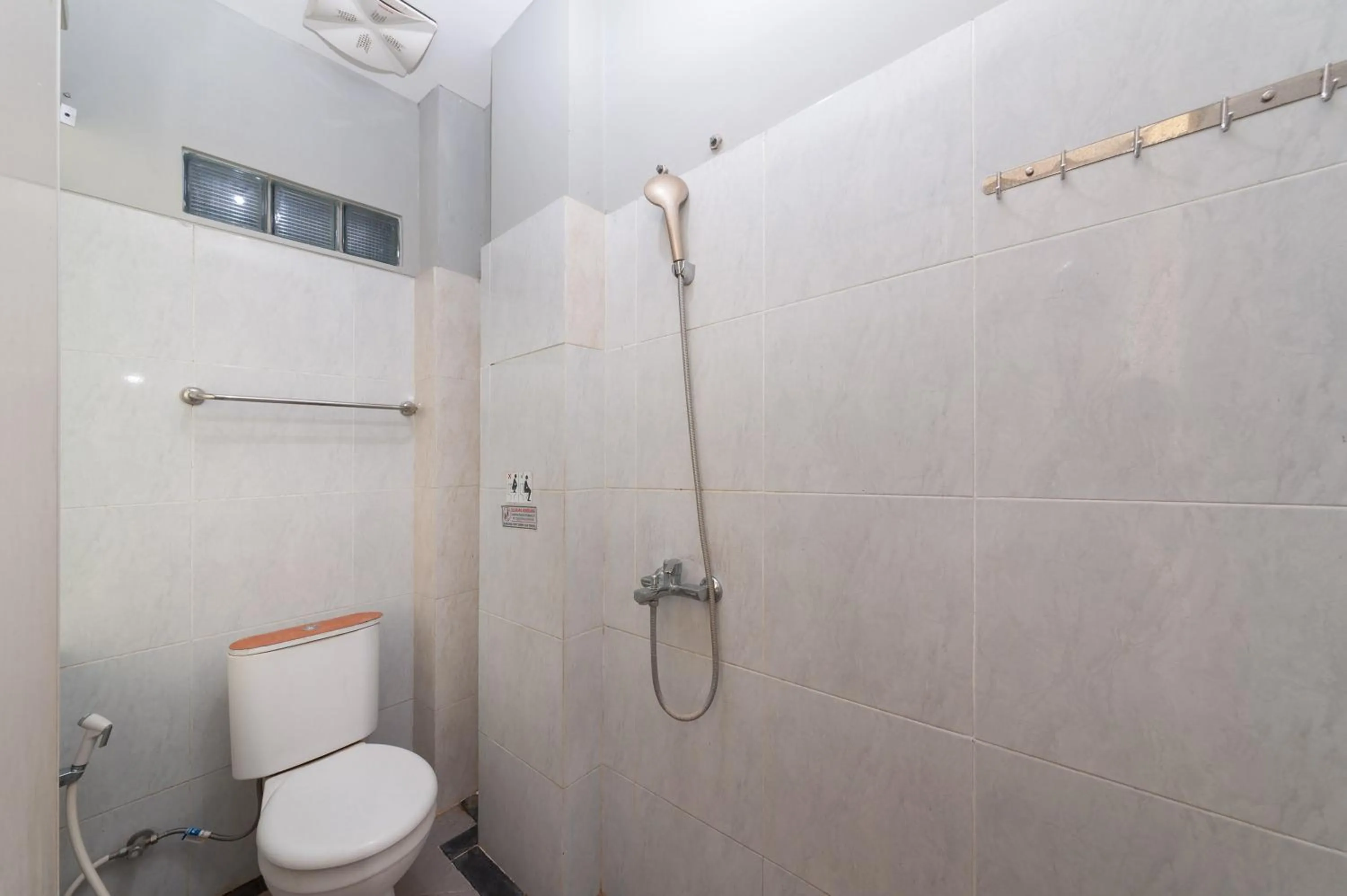 Bathroom in Urbanview Hotel Ellegan Residence Alam Sutera Serpong