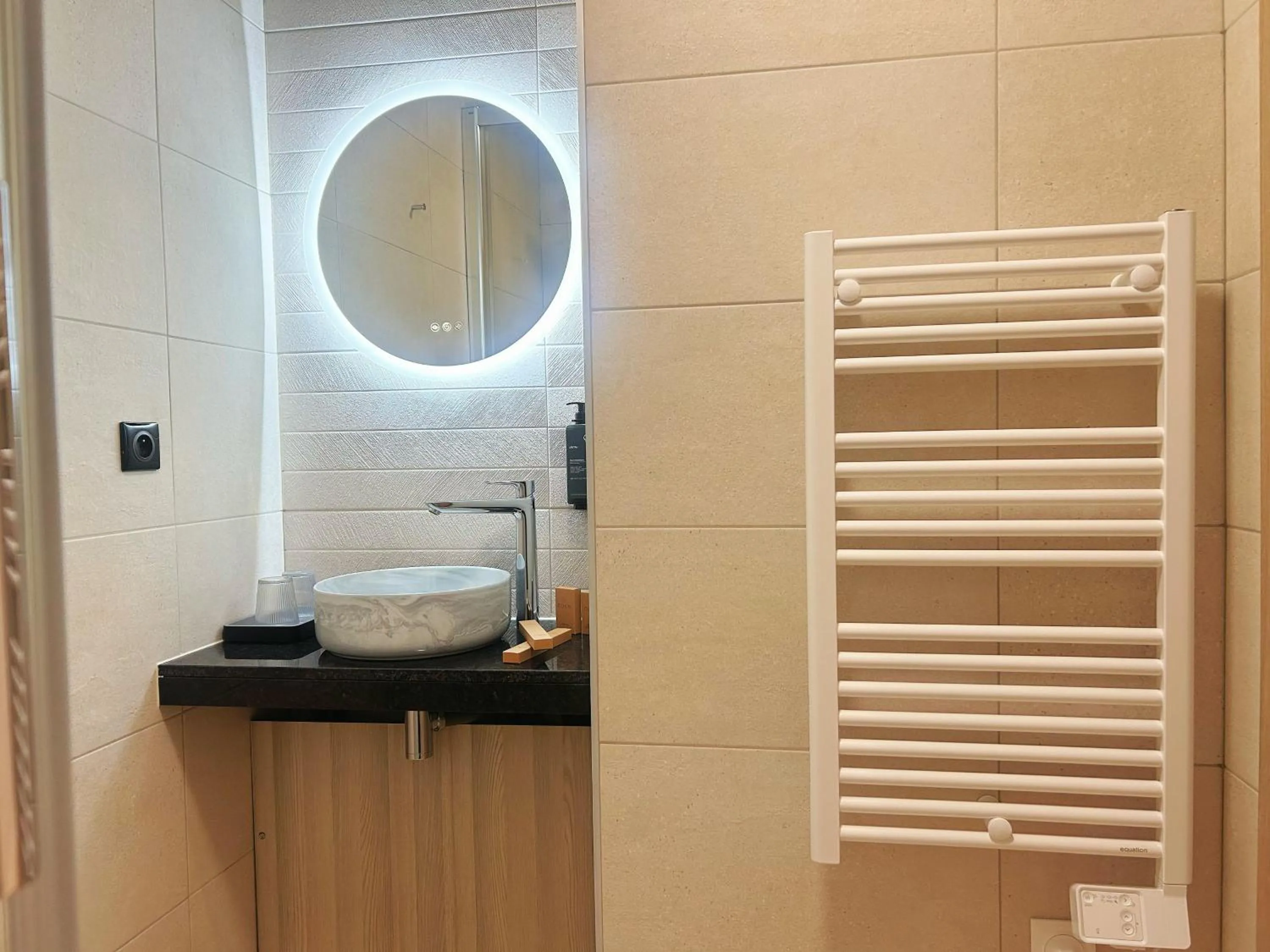 Bathroom in Hôtel Oden Paris Ivry