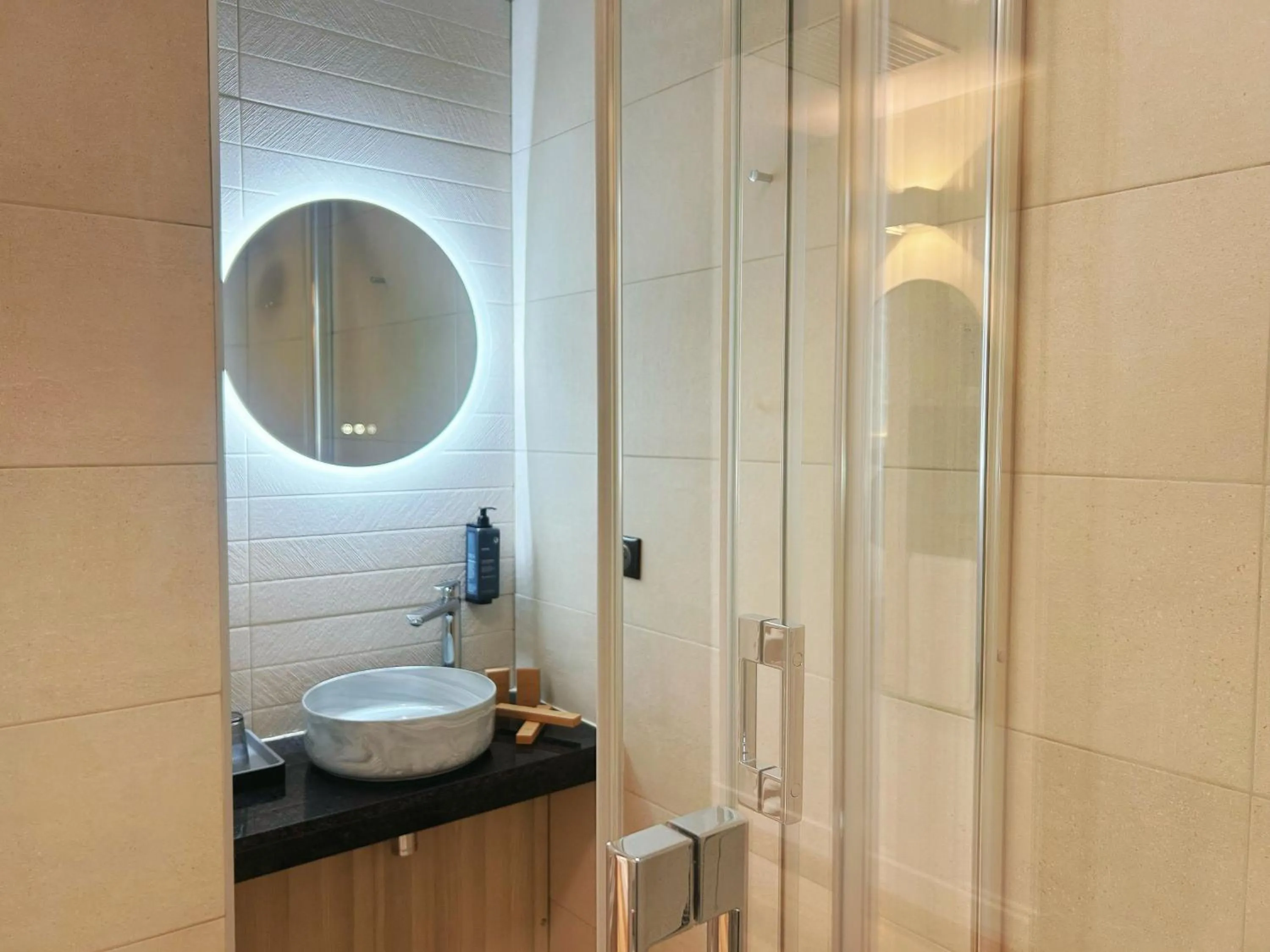 Bathroom in Hôtel Oden Paris Ivry