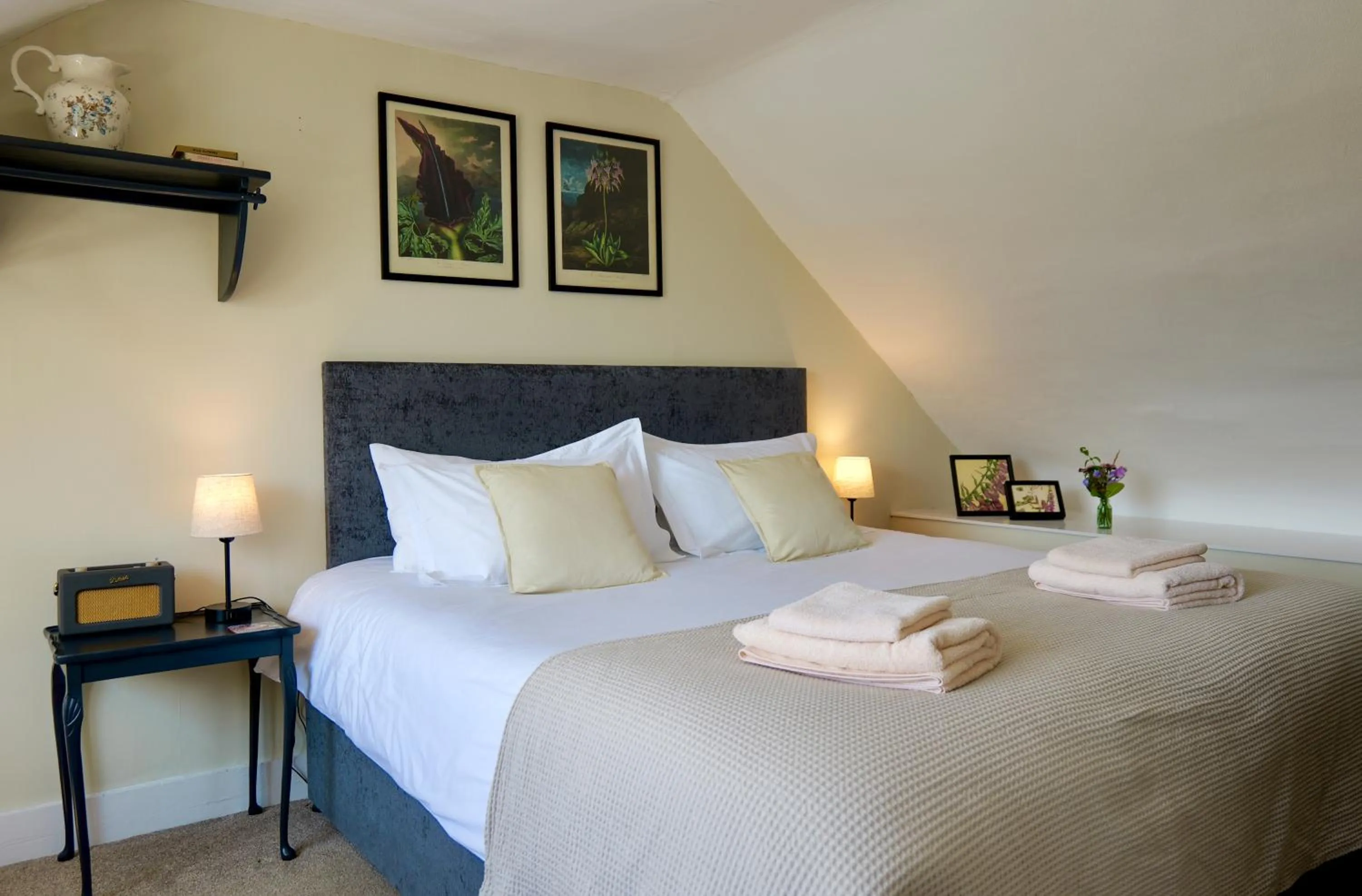 Photo of the whole room, Bed in The Bellachroy