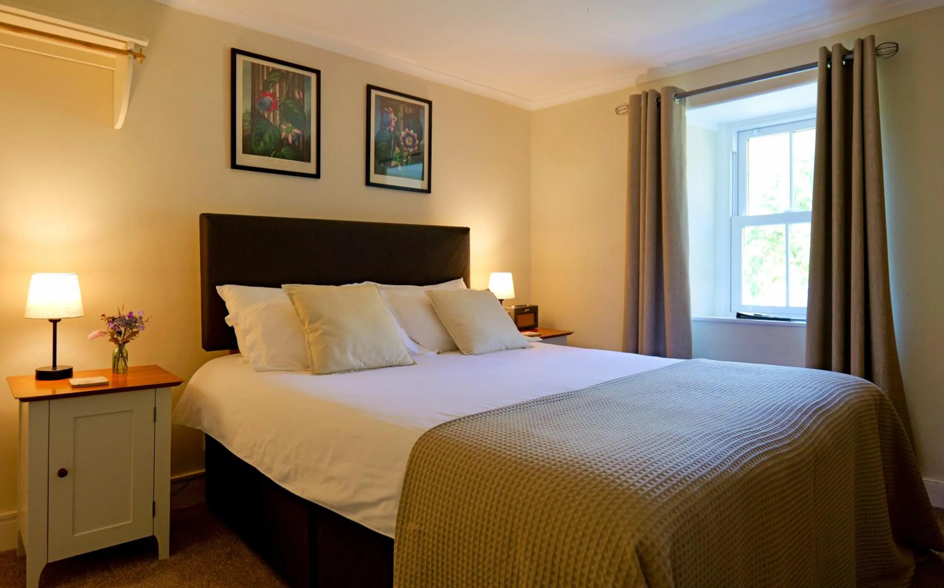 Photo of the whole room, Bed in The Bellachroy