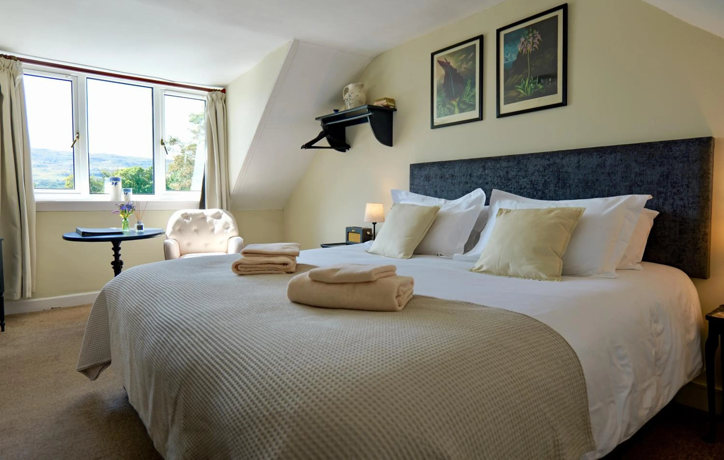 Photo of the whole room, Bed in The Bellachroy