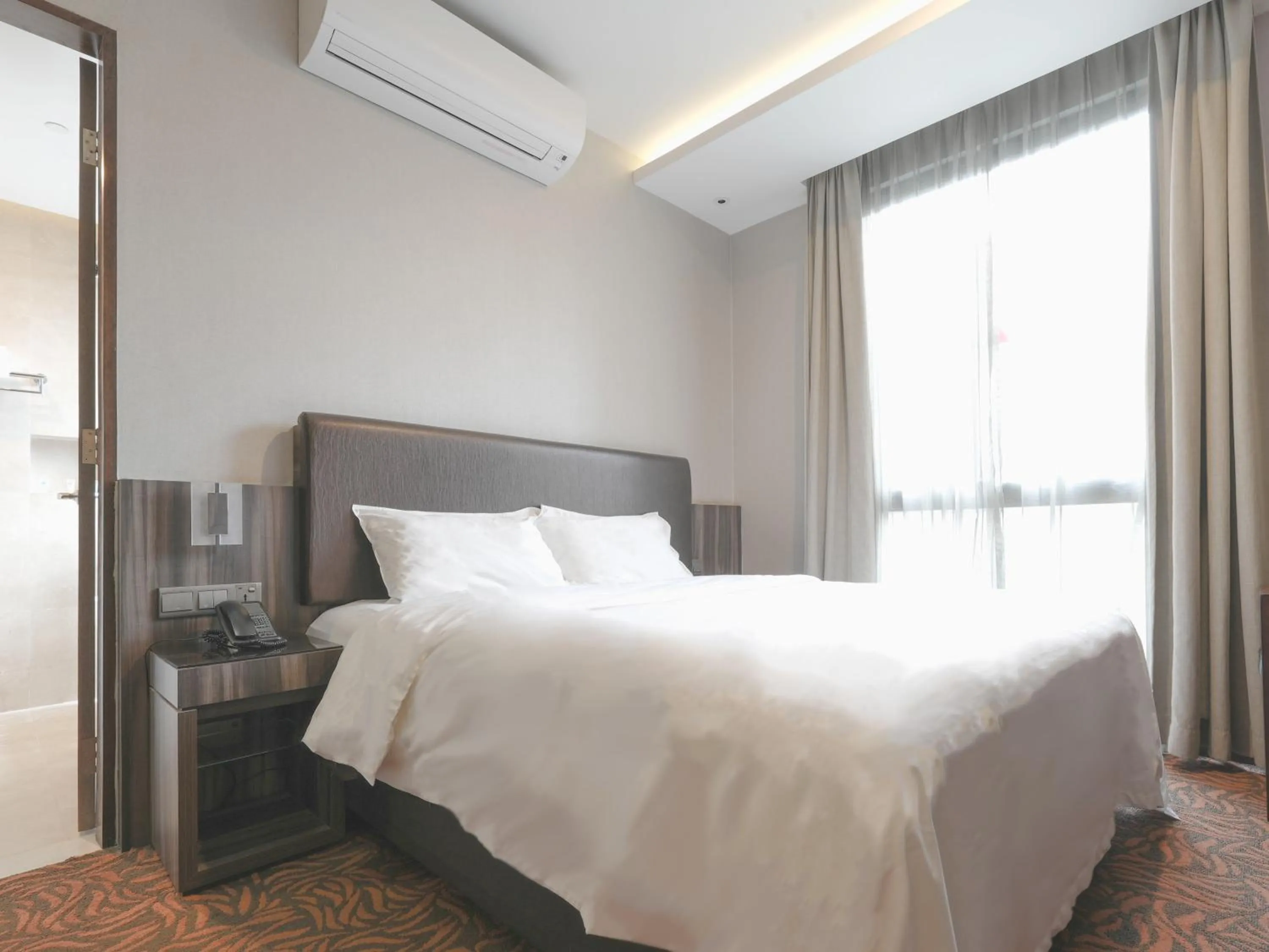 Bed in Amrise Hotel Kitchener