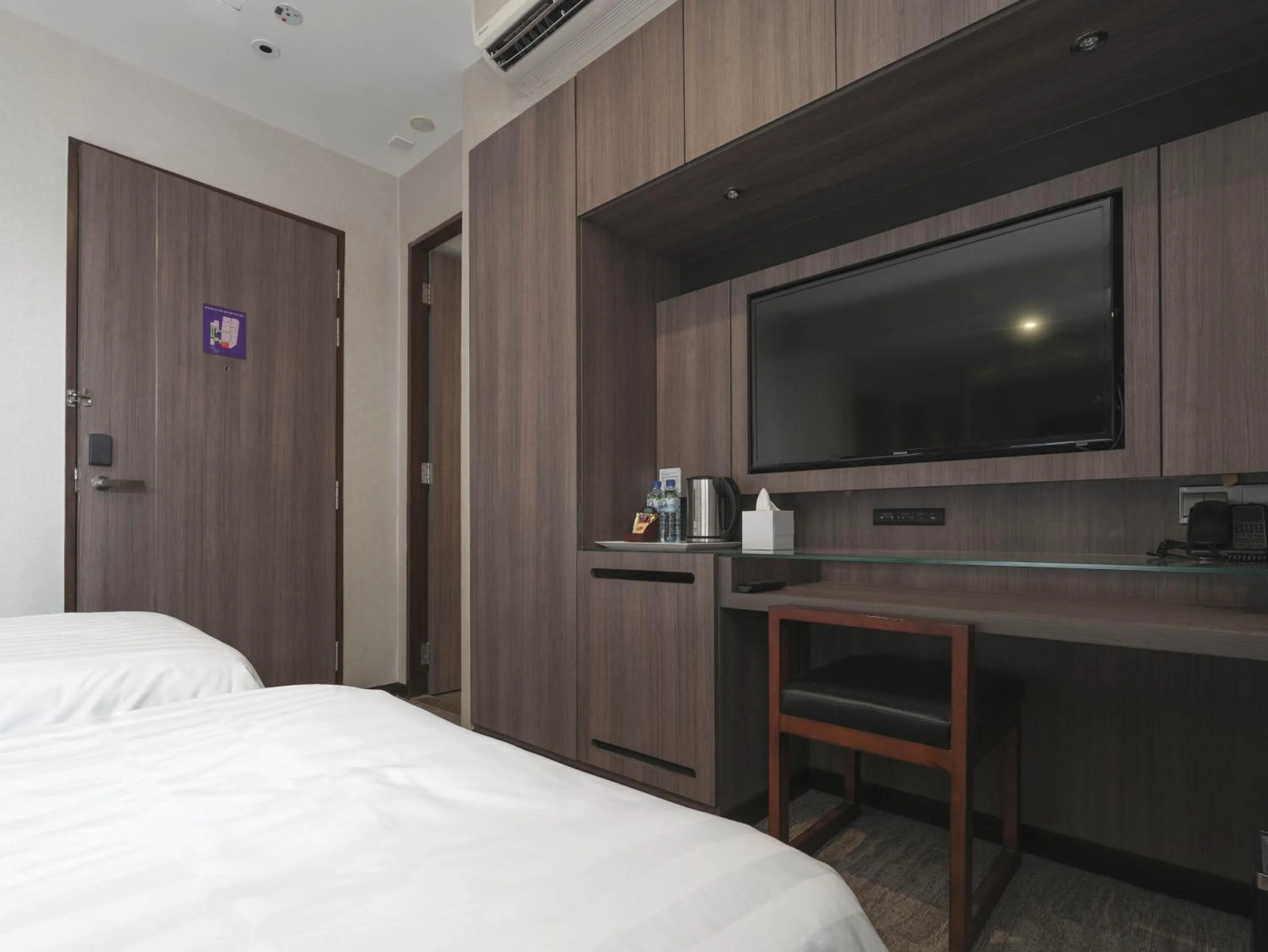 Bed in Amrise Hotel Kitchener