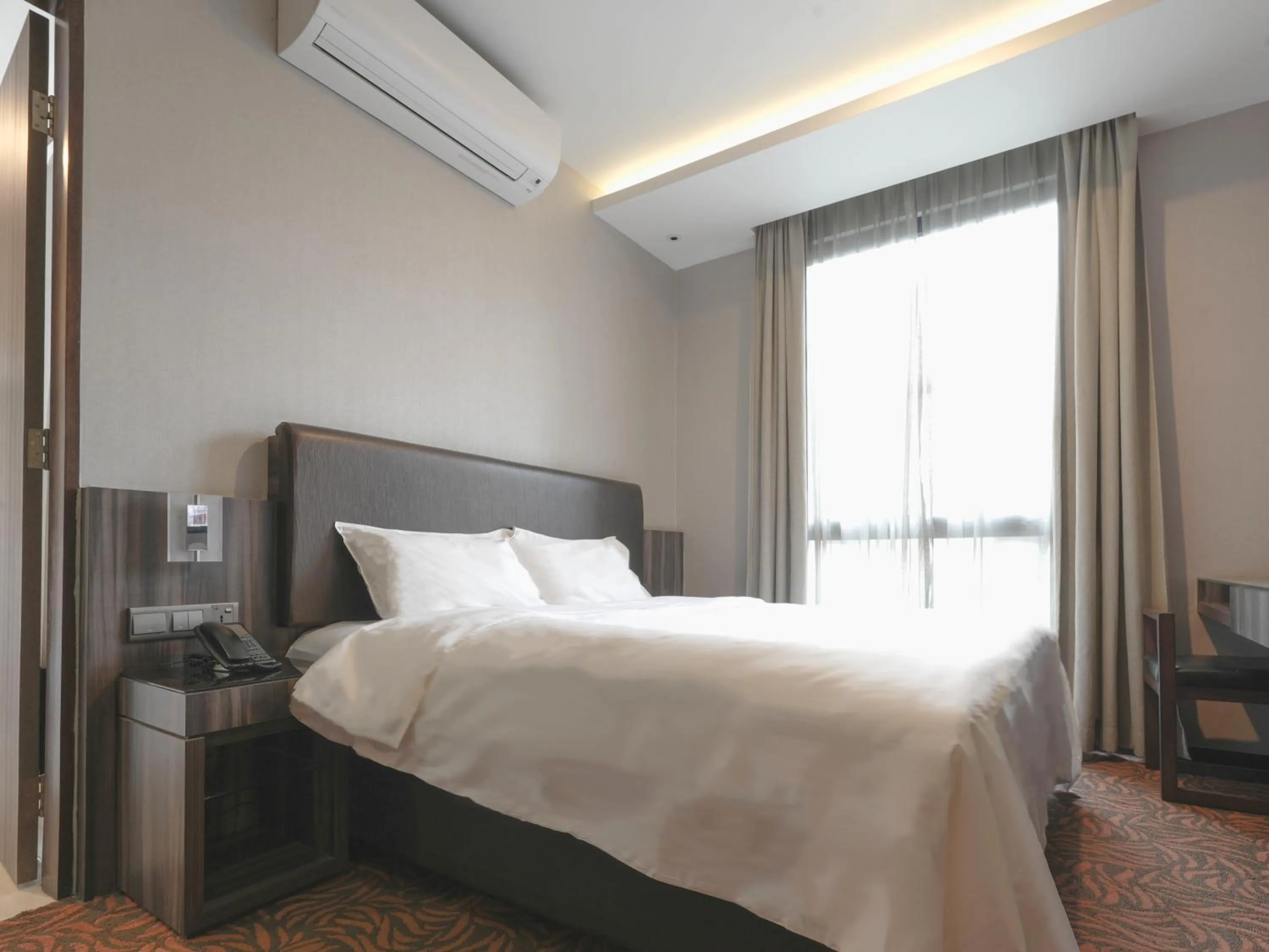 Bed in Amrise Hotel Kitchener