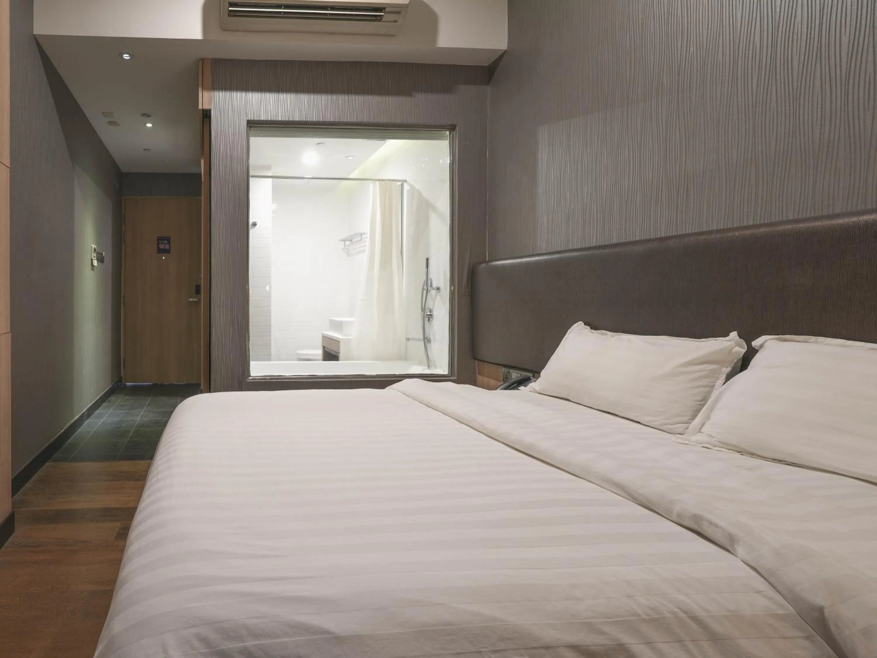 Bed in Amrise Hotel Kitchener