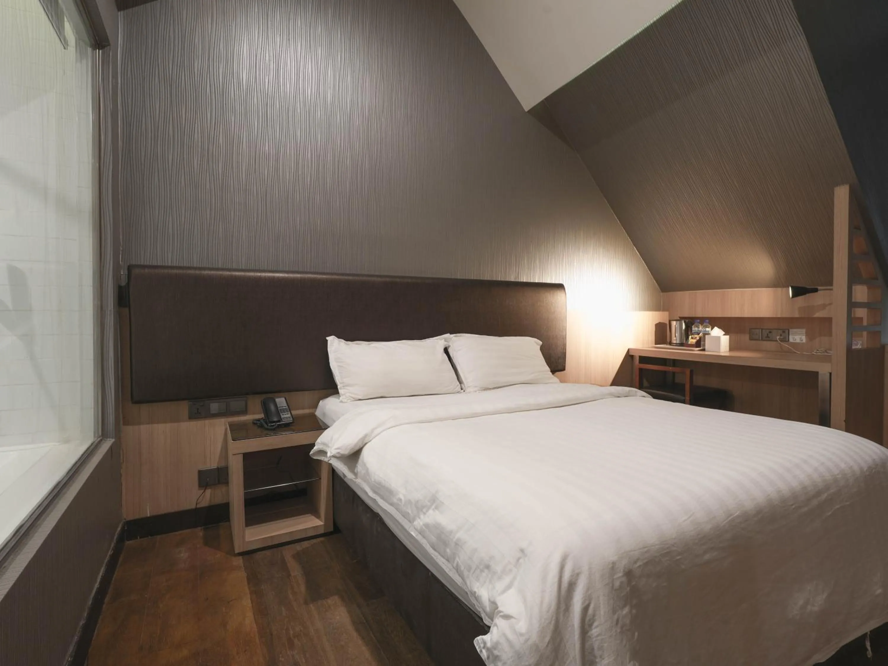 Bed in Amrise Hotel Kitchener