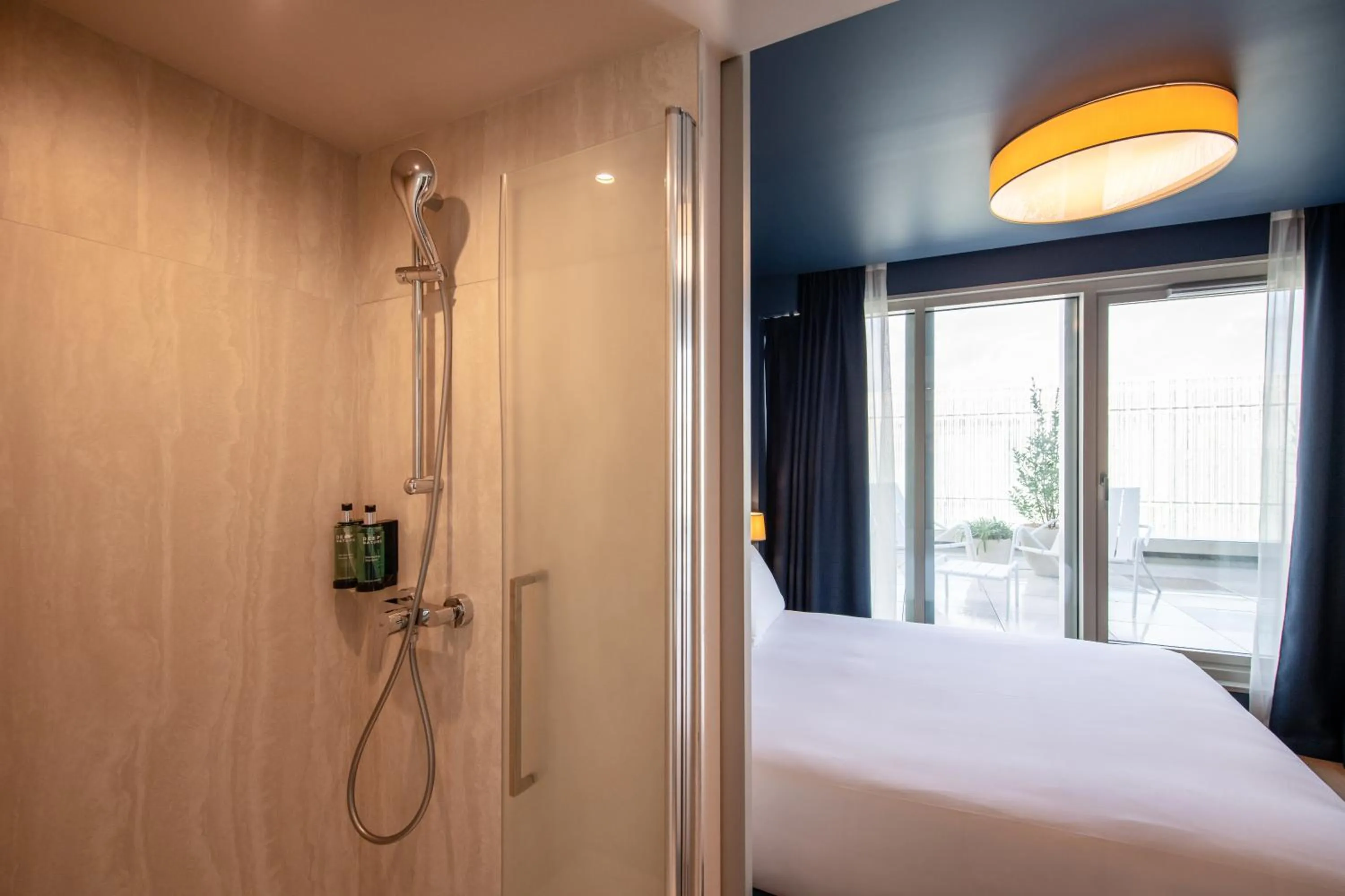 Shower, Bed in Hôtel de la Cité