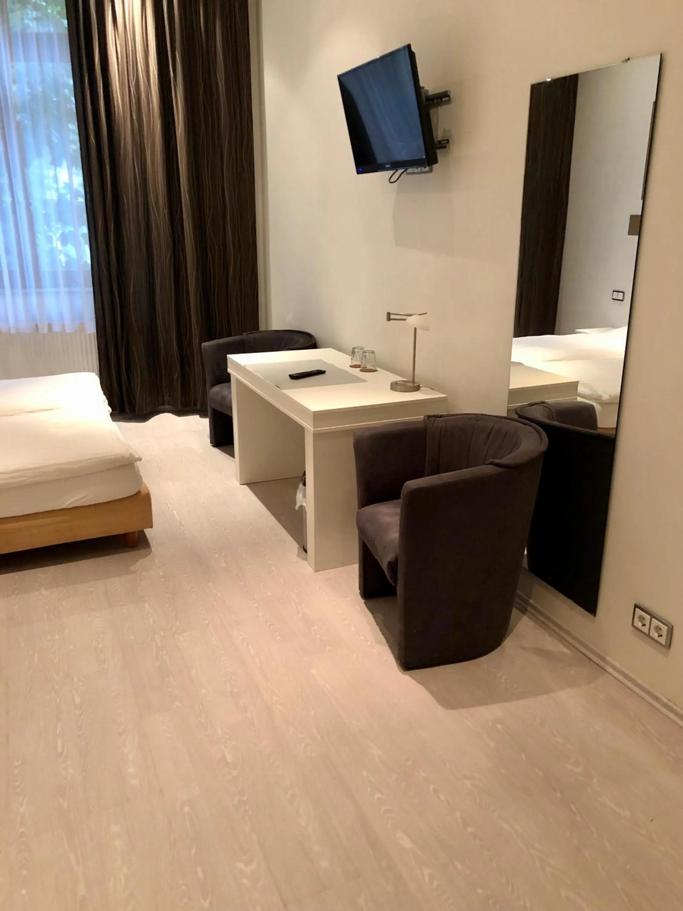 Seating area, Bed in Hotel am Bahnhof