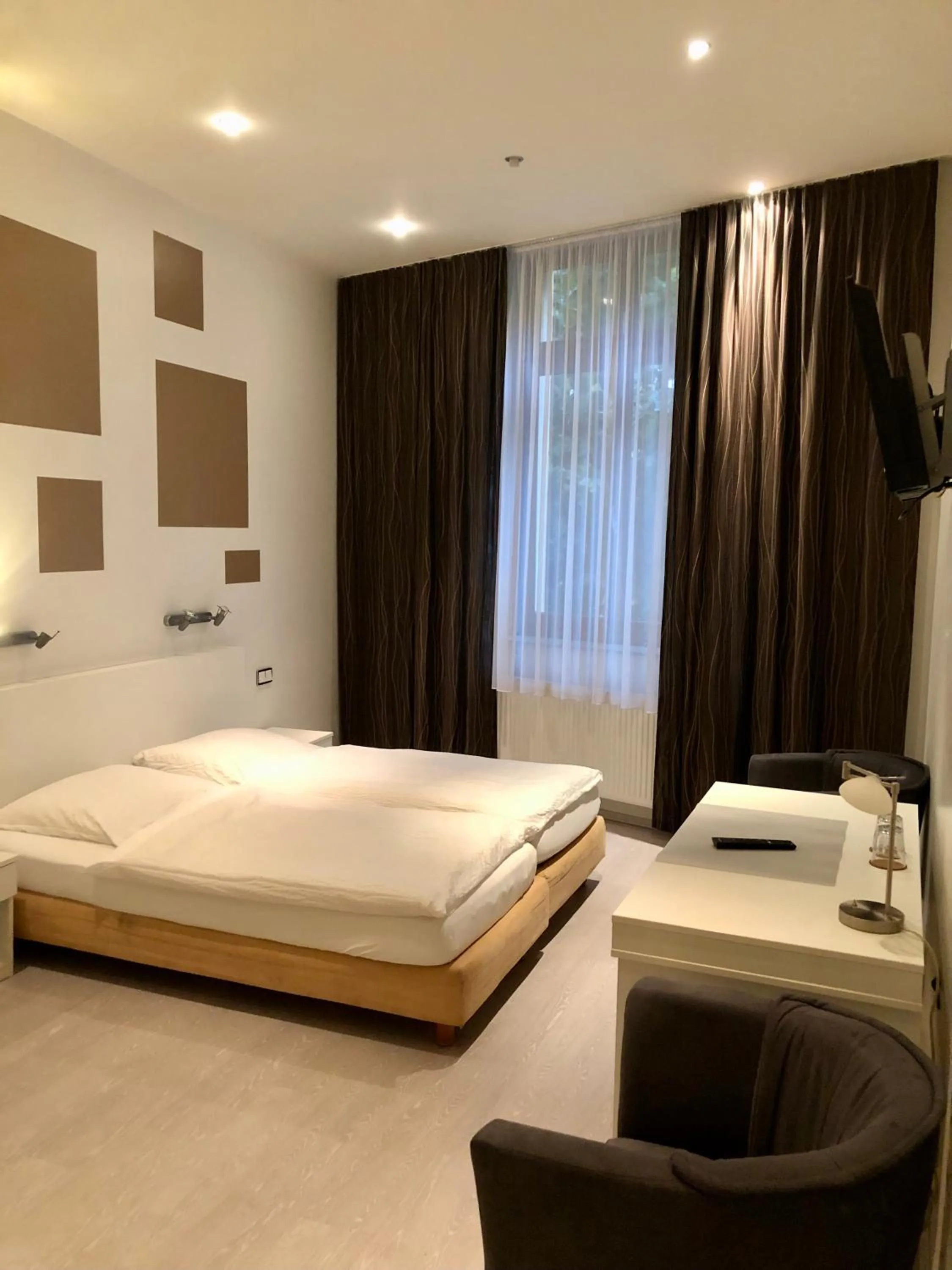 Photo of the whole room, Bed in Hotel am Bahnhof