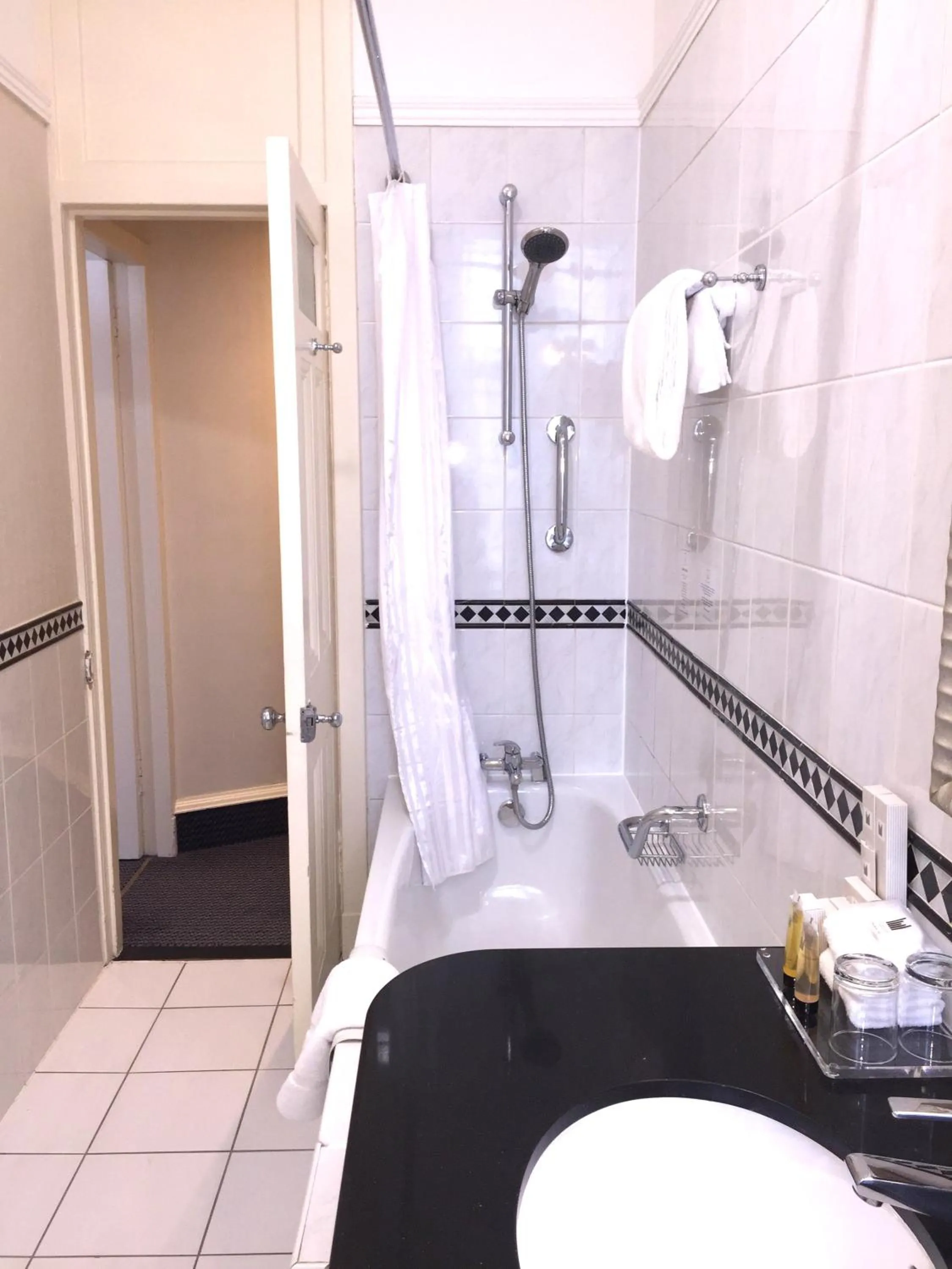 Shower in Millennium Hotel Glasgow