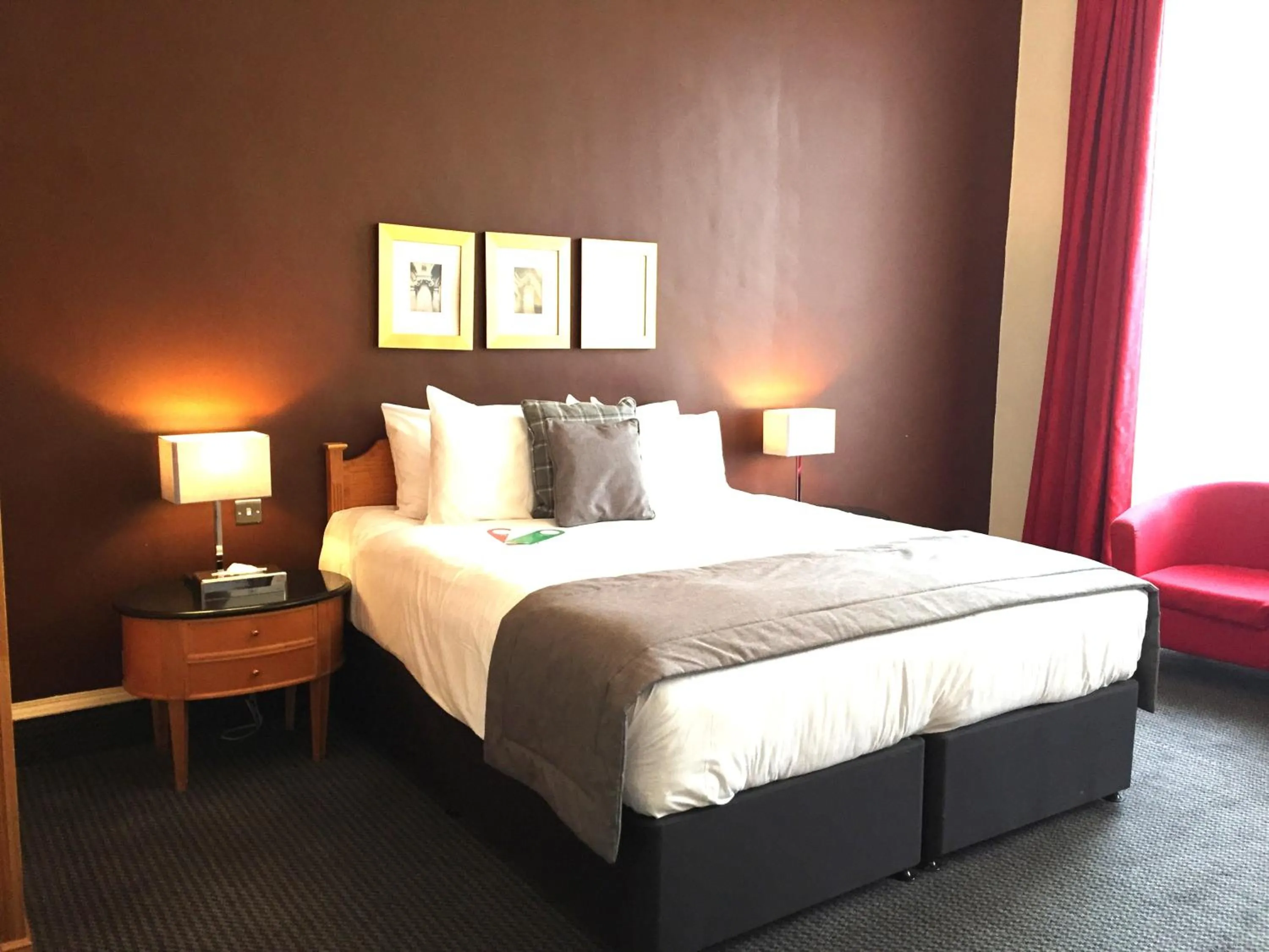 Bed in Millennium Hotel Glasgow