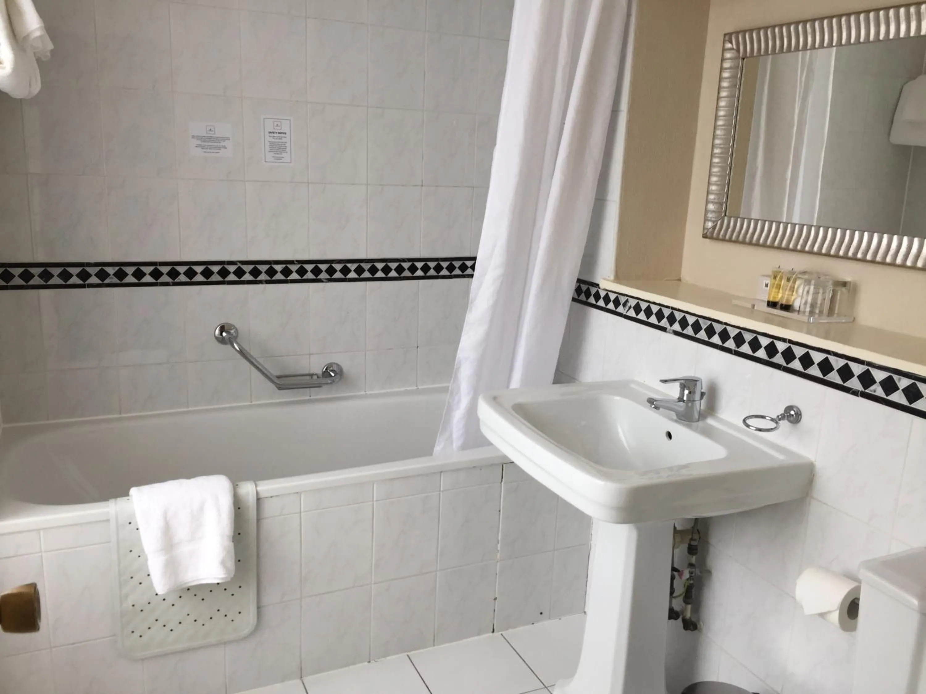 Bath in Millennium Hotel Glasgow