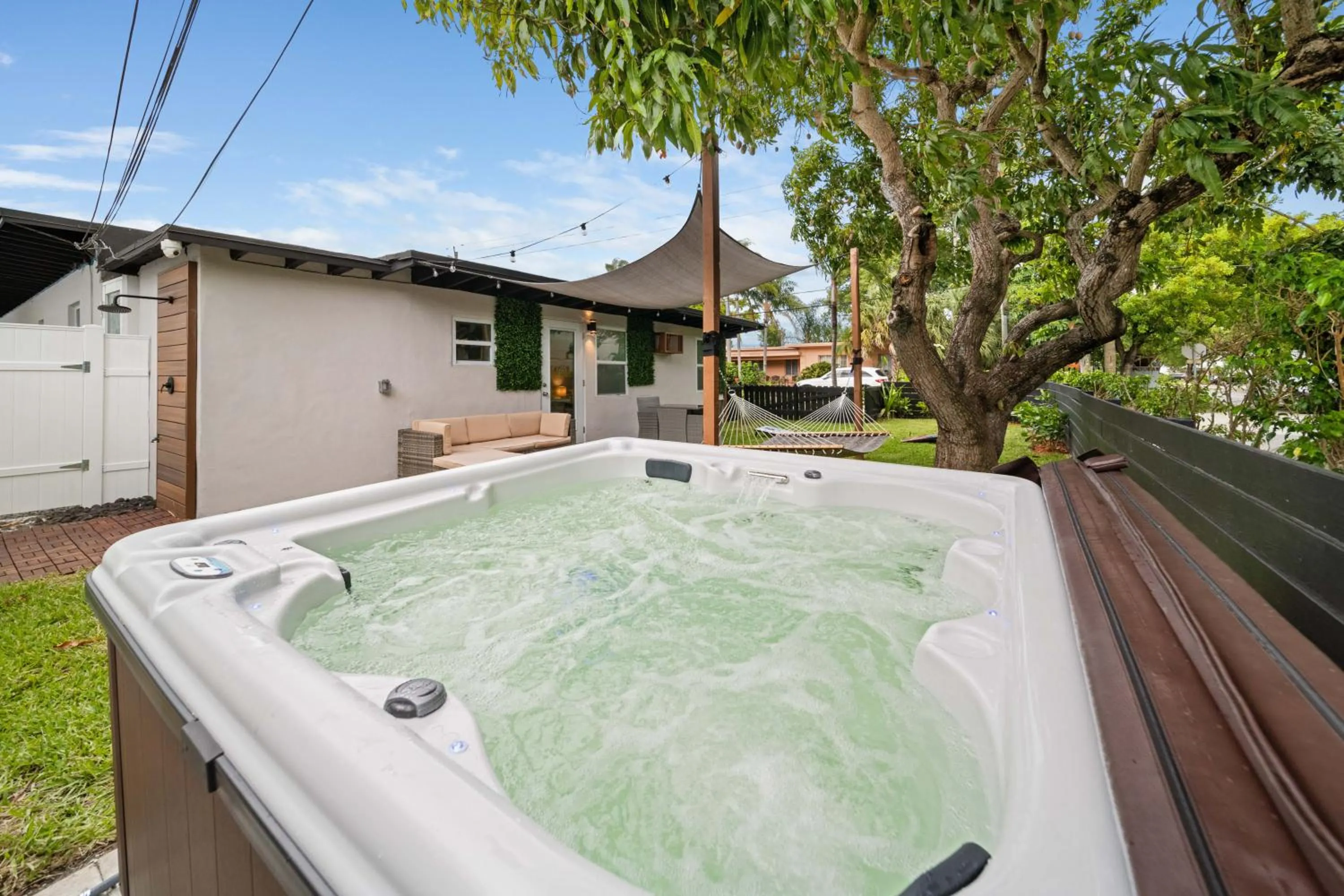 Mango Lovers Zen Beach Retreat w Hot Tub