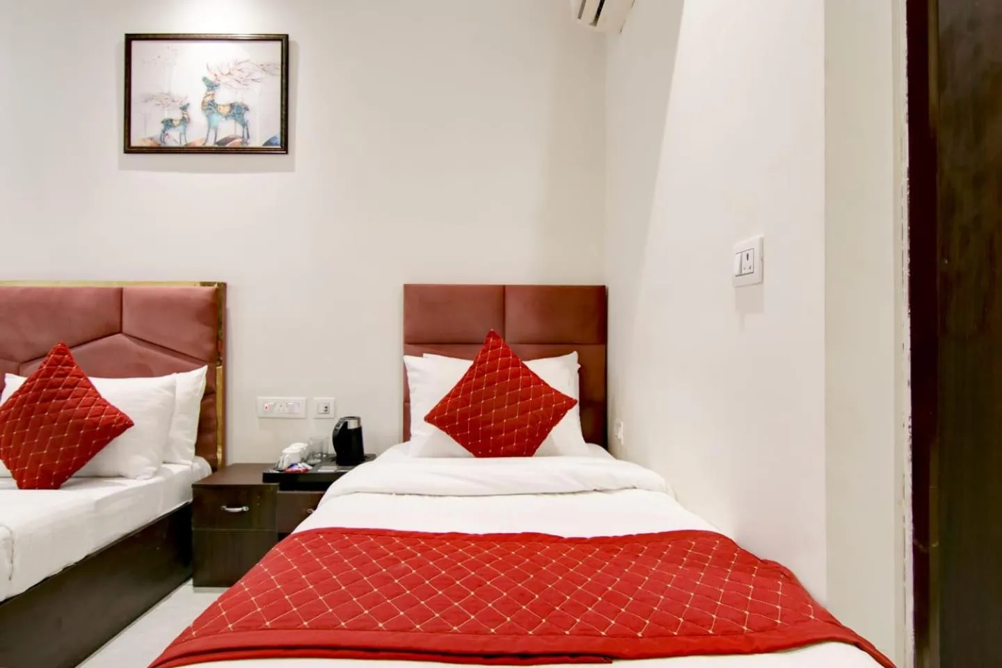 Bed in Hotel De Hocks Deluxe - New Delhi Railway Station