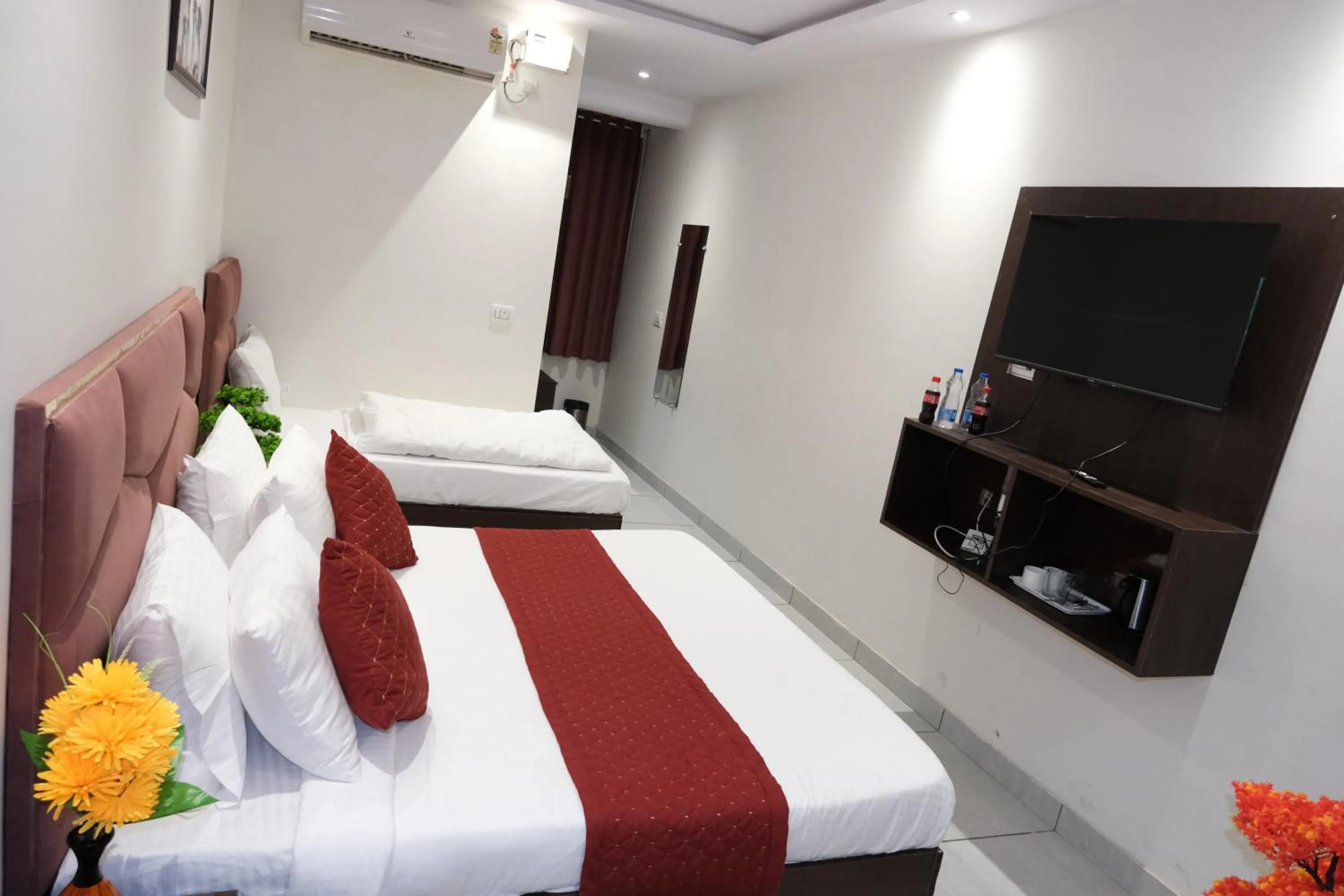 Bed in Hotel De Hocks Deluxe - New Delhi Railway Station