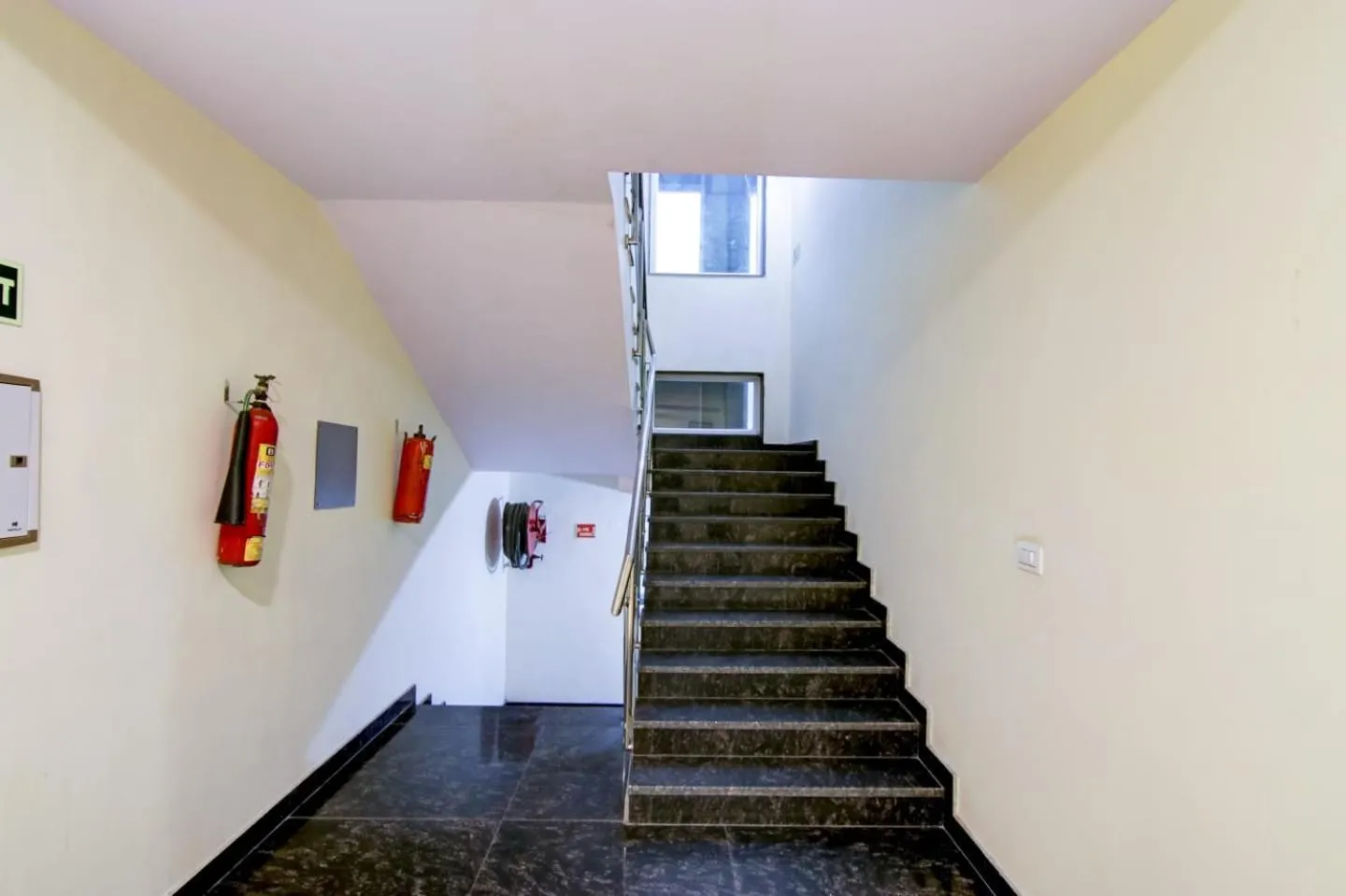 Hotel De Hocks Deluxe - New Delhi Railway Station