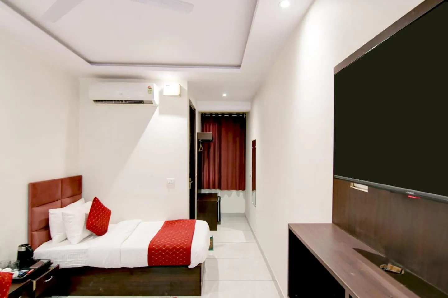 Bed in Hotel De Hocks Deluxe - New Delhi Railway Station