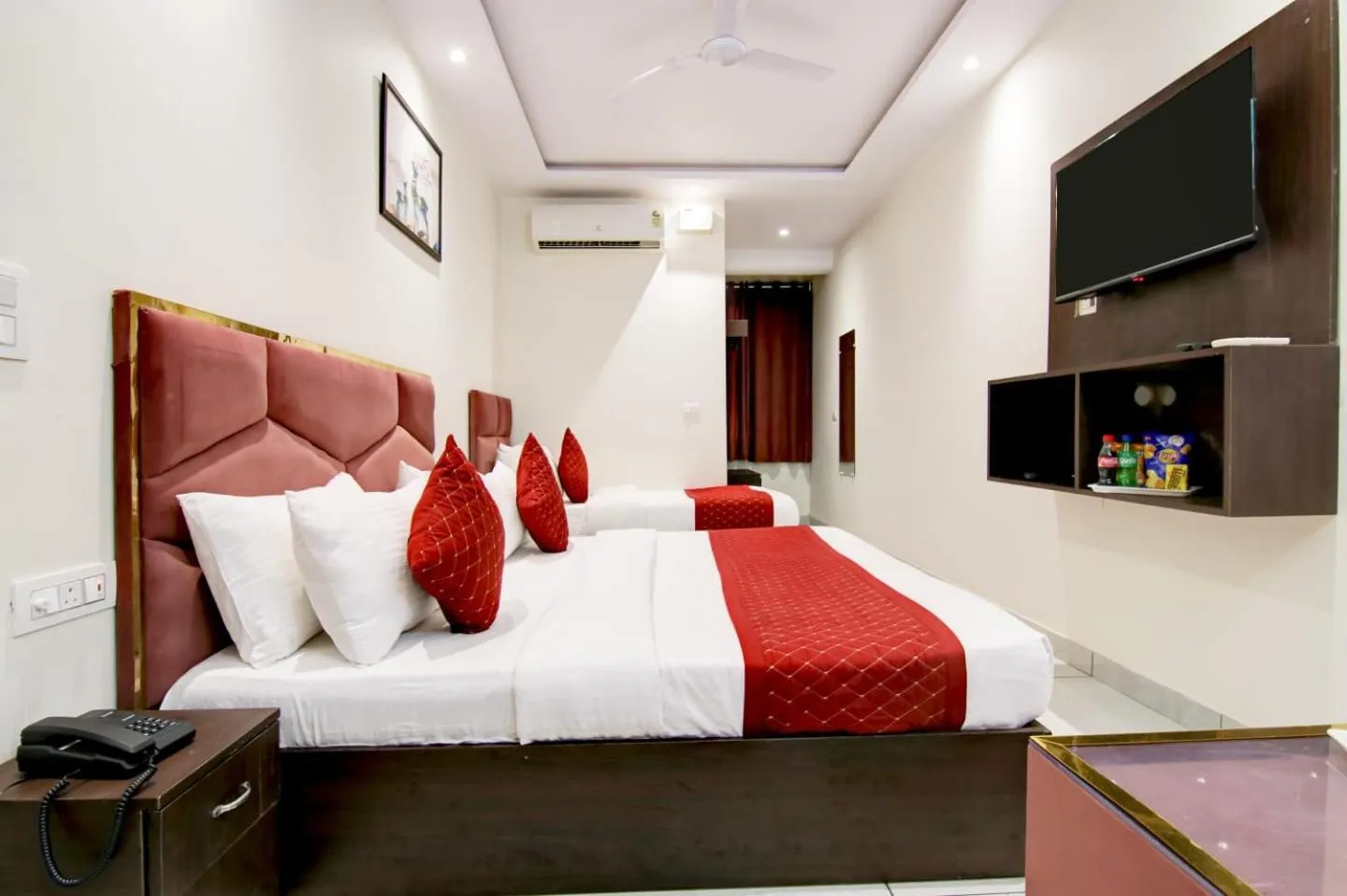Bed in Hotel De Hocks Deluxe - New Delhi Railway Station