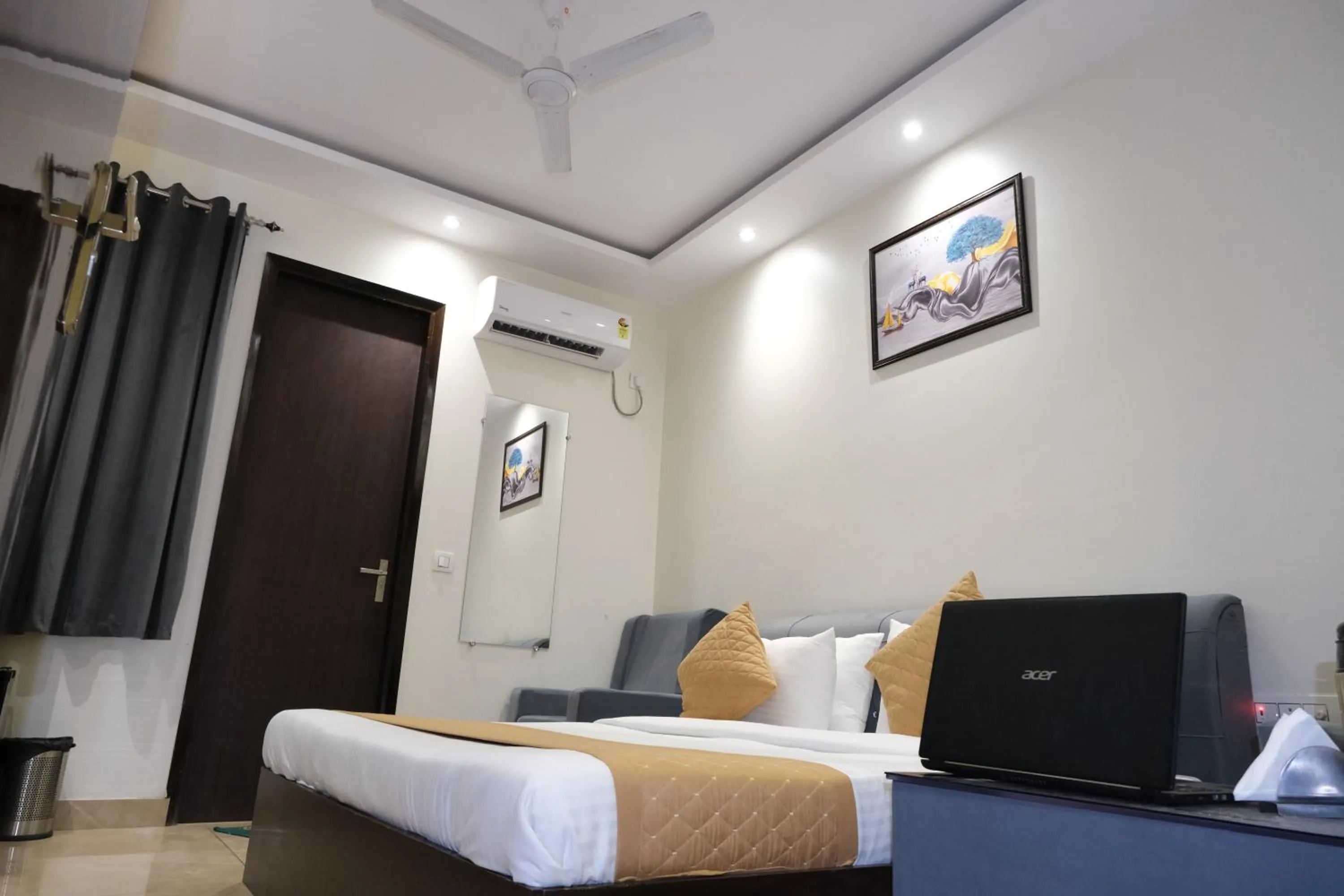 Bed in Hotel De Hocks Deluxe - New Delhi Railway Station