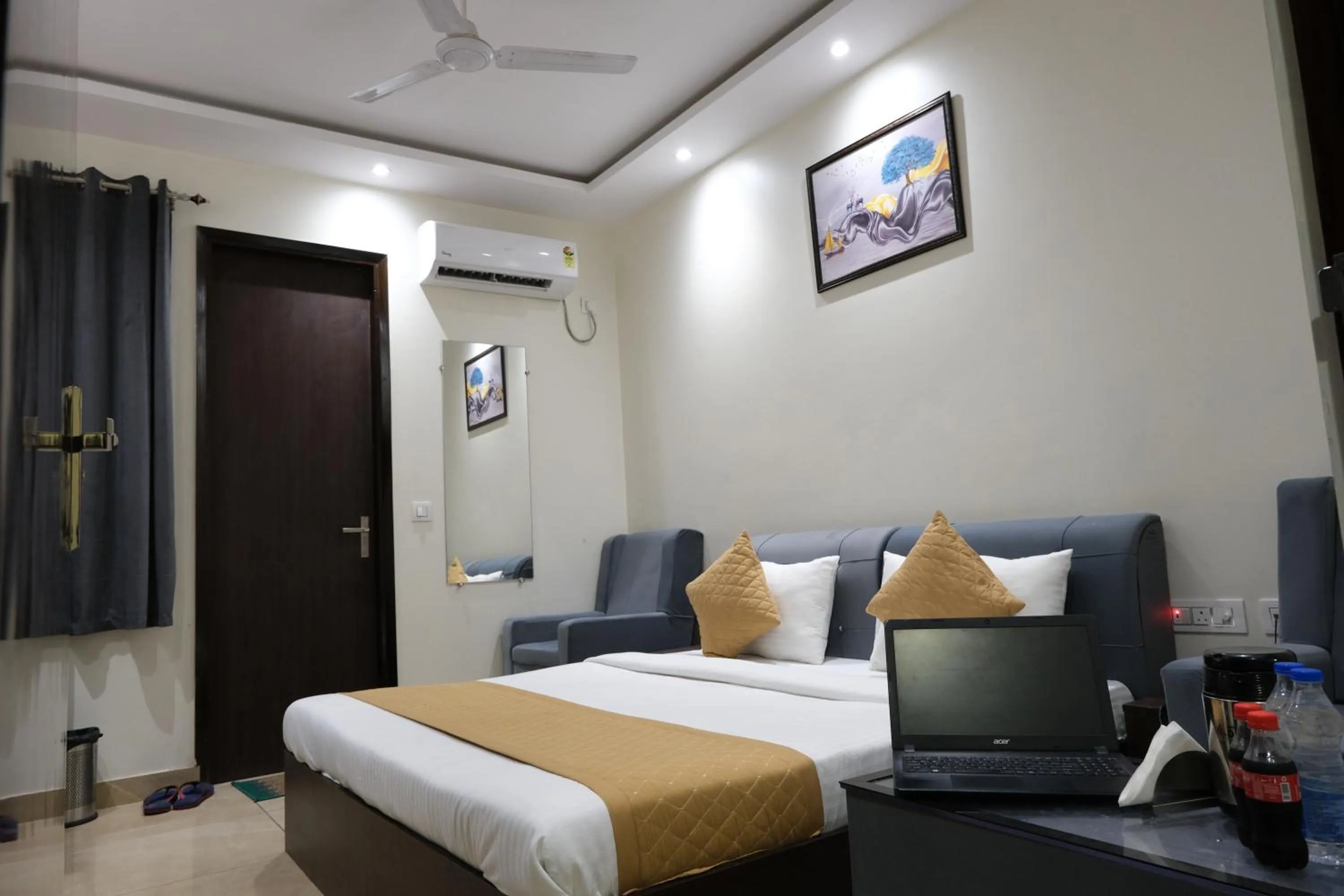 Bed in Hotel De Hocks Deluxe - New Delhi Railway Station