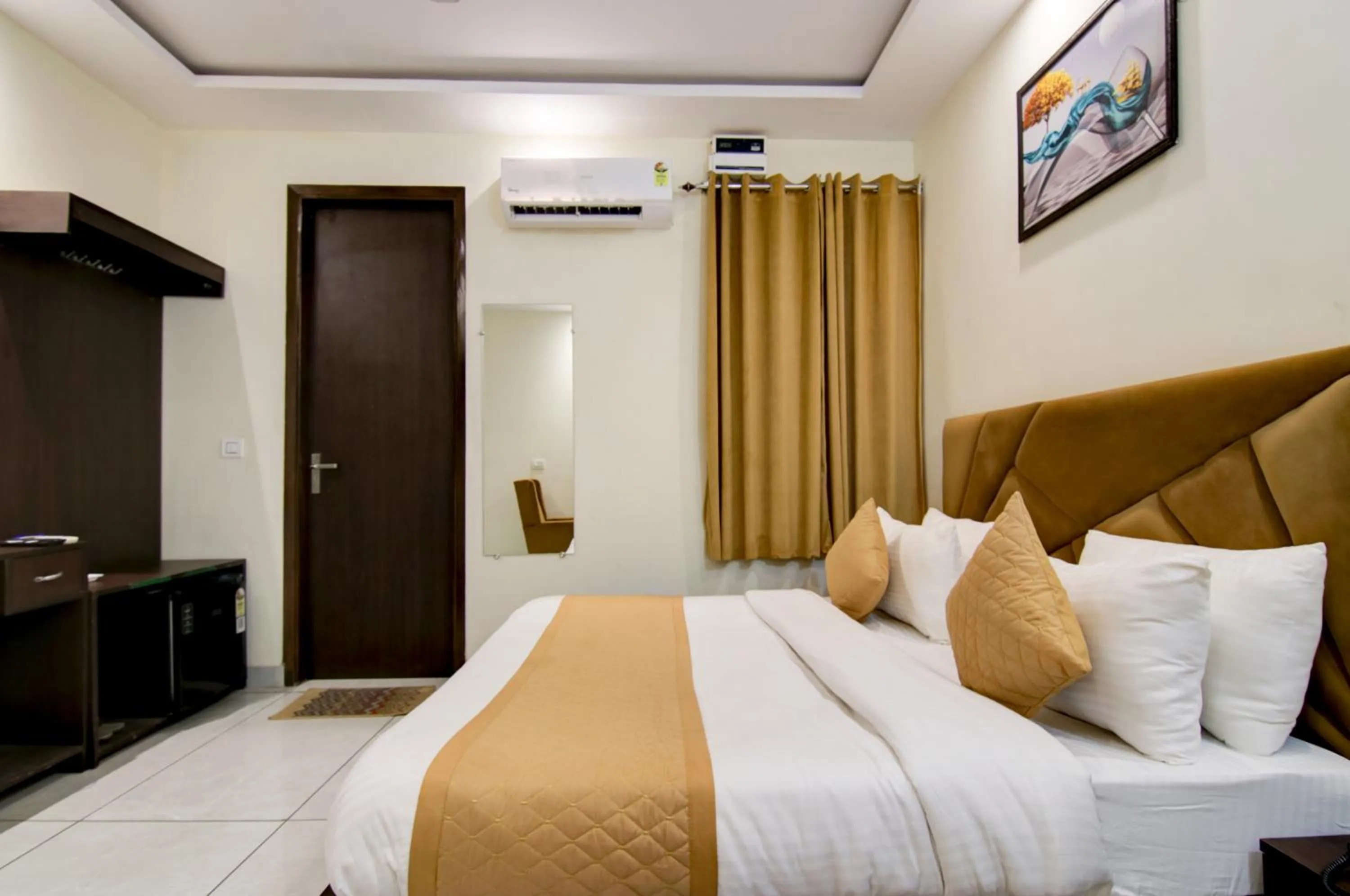 Bed in Hotel De Hocks Deluxe - New Delhi Railway Station