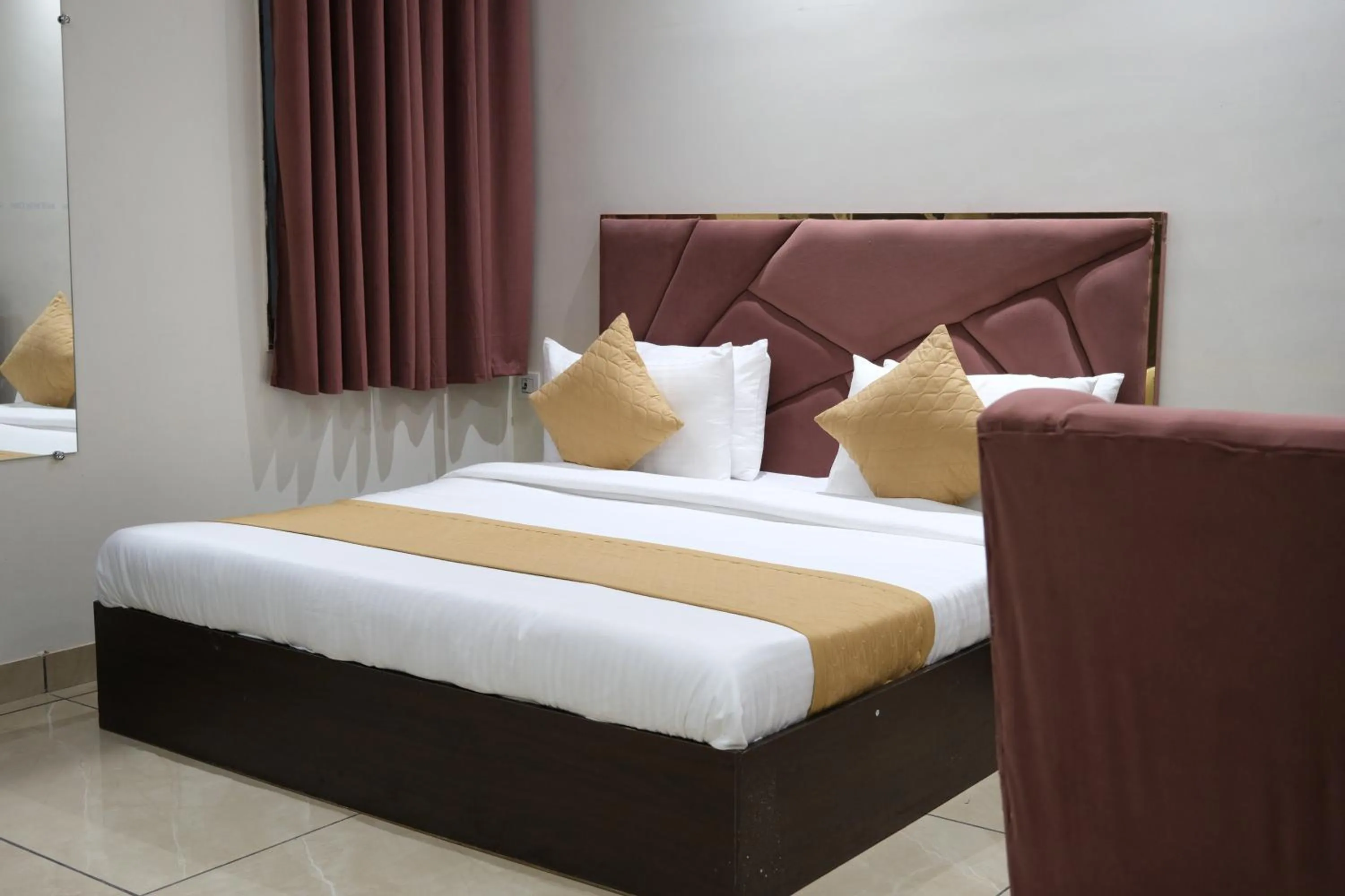 Bed in Hotel De Hocks Deluxe - New Delhi Railway Station