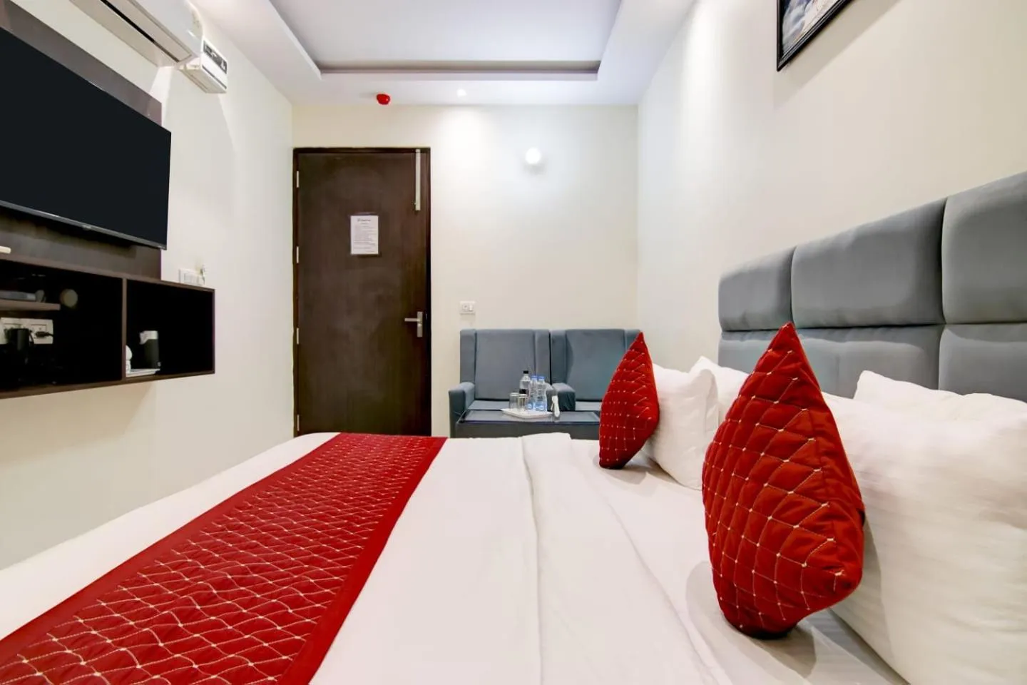 Bed in Hotel De Hocks Deluxe - New Delhi Railway Station