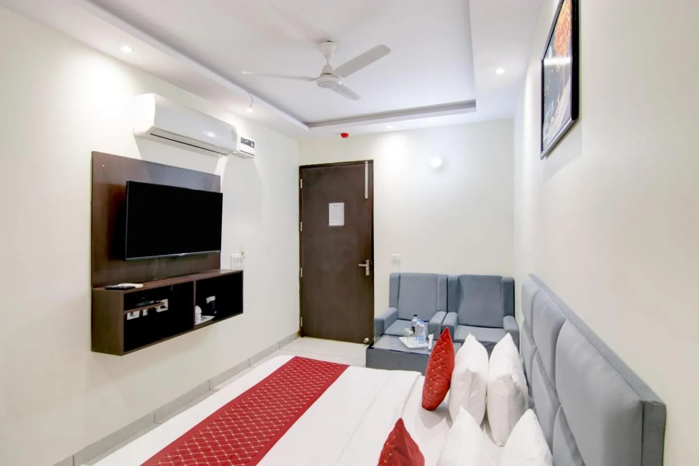 Bed in Hotel De Hocks Deluxe - New Delhi Railway Station