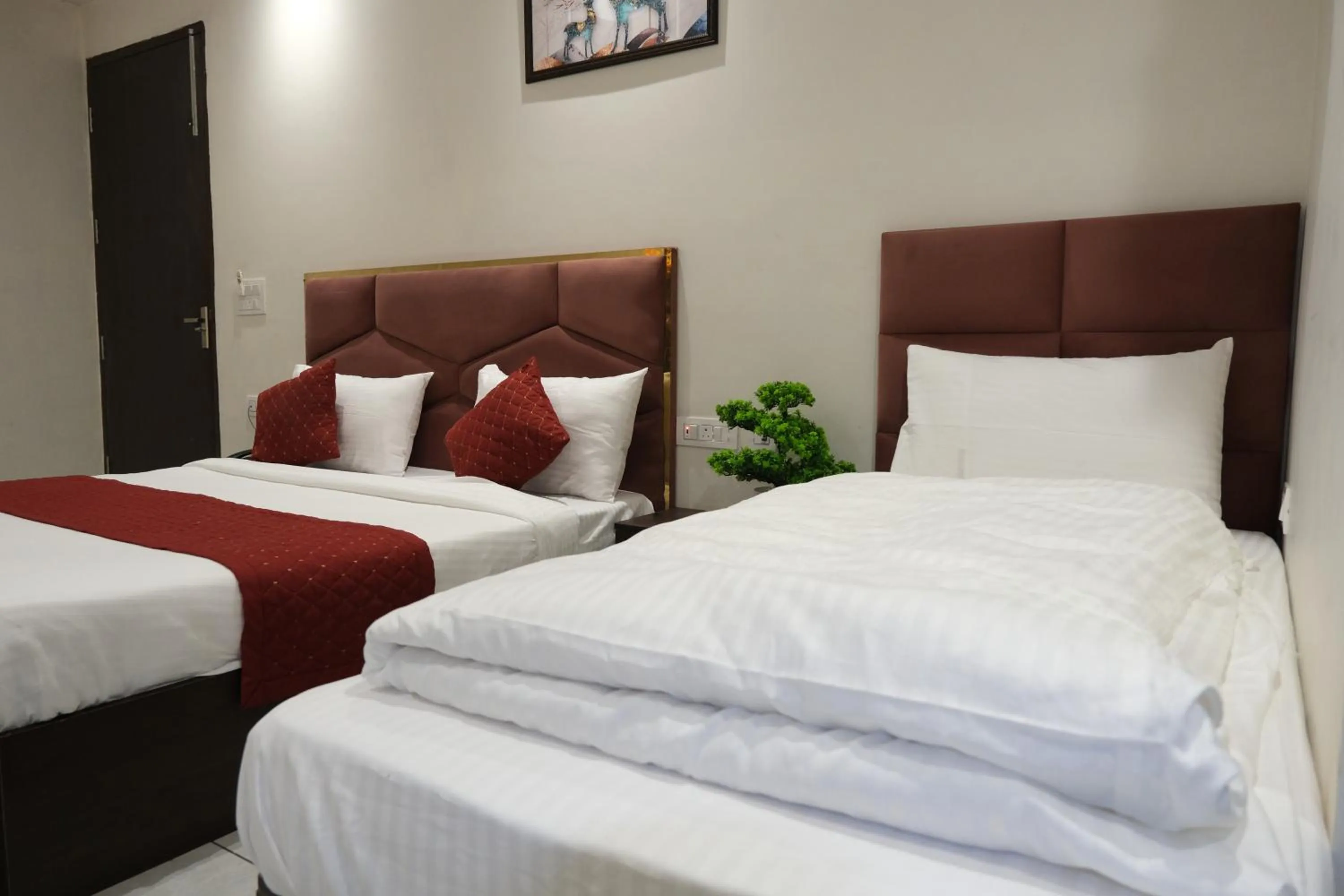 Bed in Hotel De Hocks Deluxe - New Delhi Railway Station