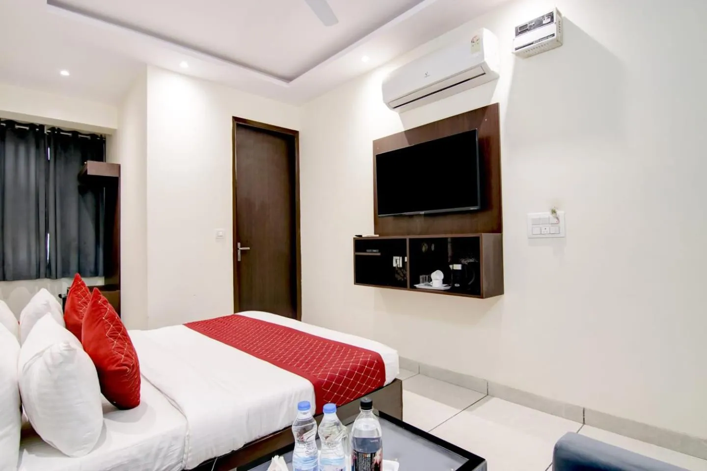 Bed in Hotel De Hocks Deluxe - New Delhi Railway Station