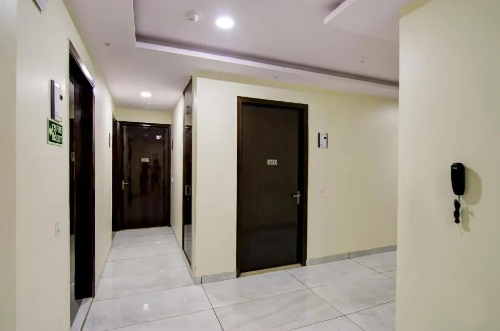 Hotel De Hocks Deluxe - New Delhi Railway Station